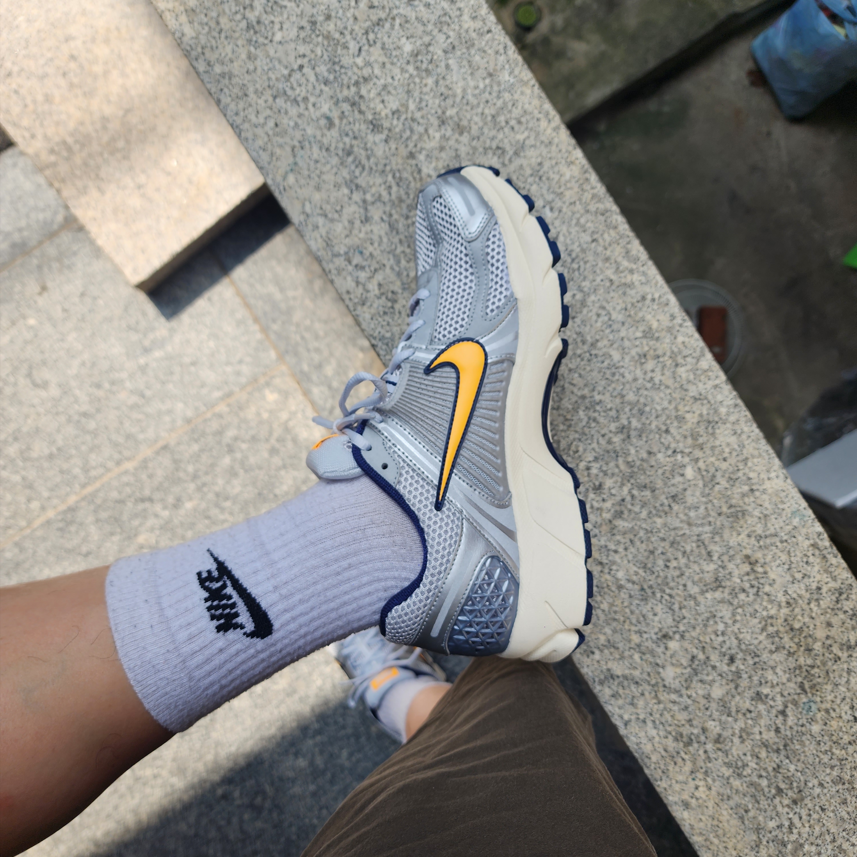 Nike Zoom Vomero 5 Pure Platinum and Laser Orange 착용 스타일