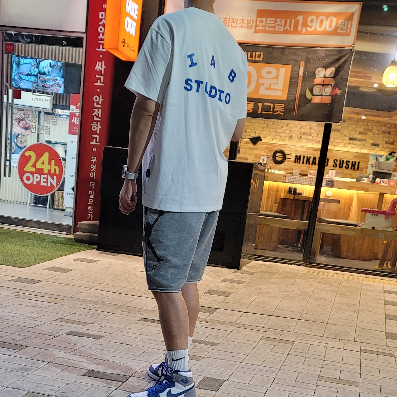 Jordan 1 Retro High OG True Blue, IAB Studio 10th Anniversary T-Shirt White 착용 스타일 - 3