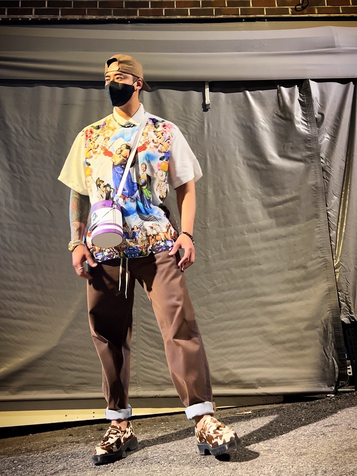 Supreme Heavenly Silk Polo White - 22FW, Supreme Flocked Regular Jean Gold - 23SS 착용 스타일 - 3