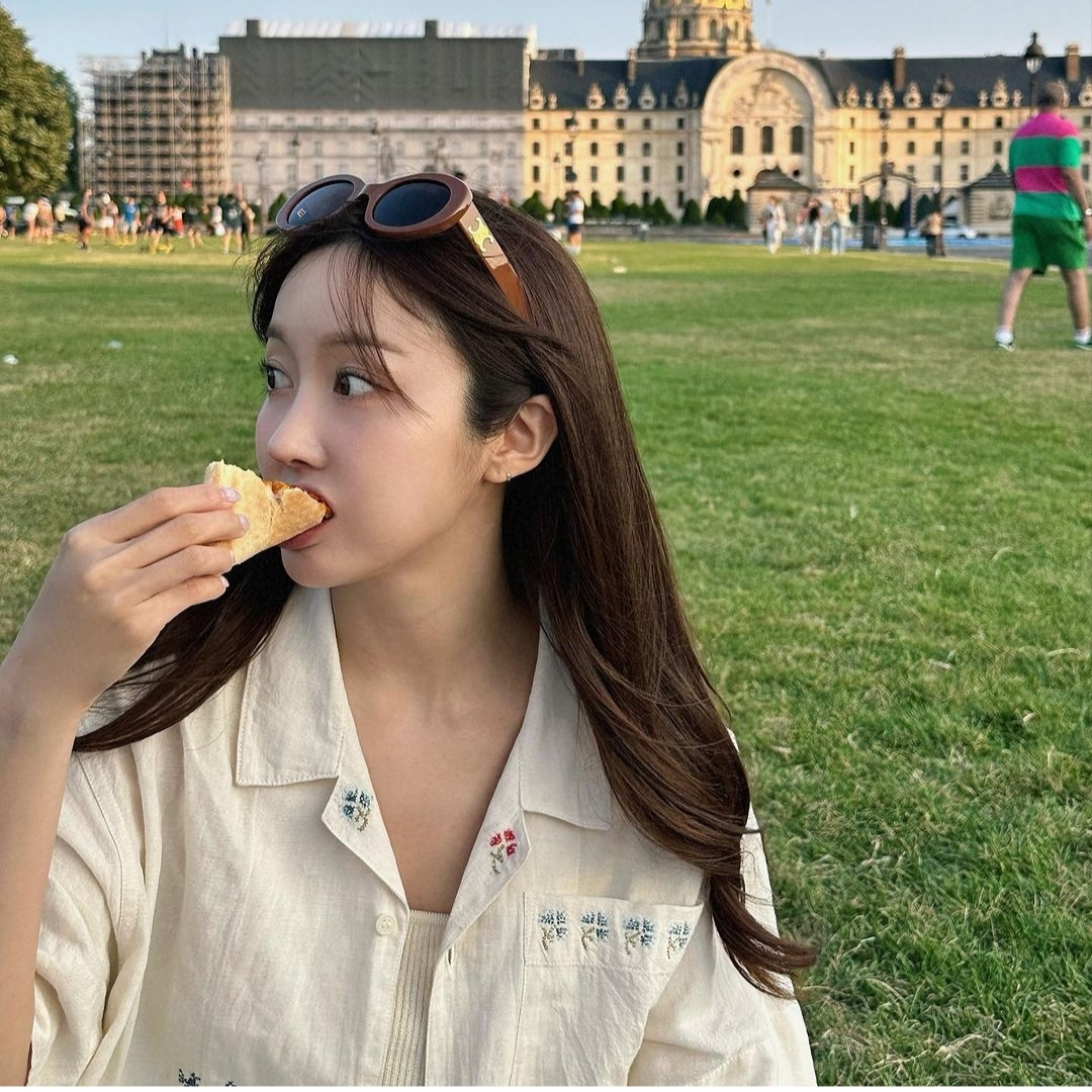 (W) Celine Triomphe 01 Sunglasses in Acetate Milky Hazelnut 착용 스타일 - 1