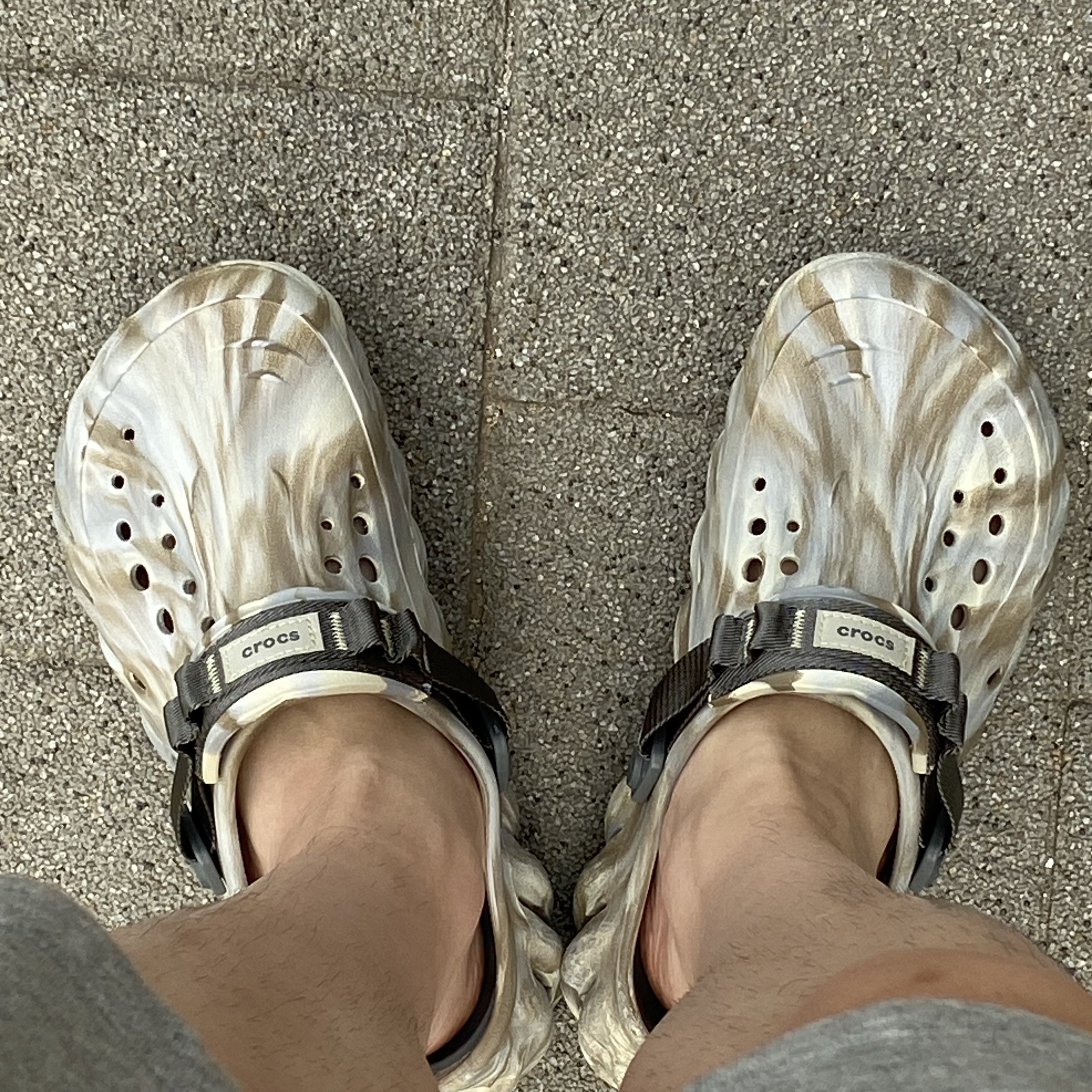 Crocs Echo Marbled Clog Bone Multi 착용 스타일 - 2