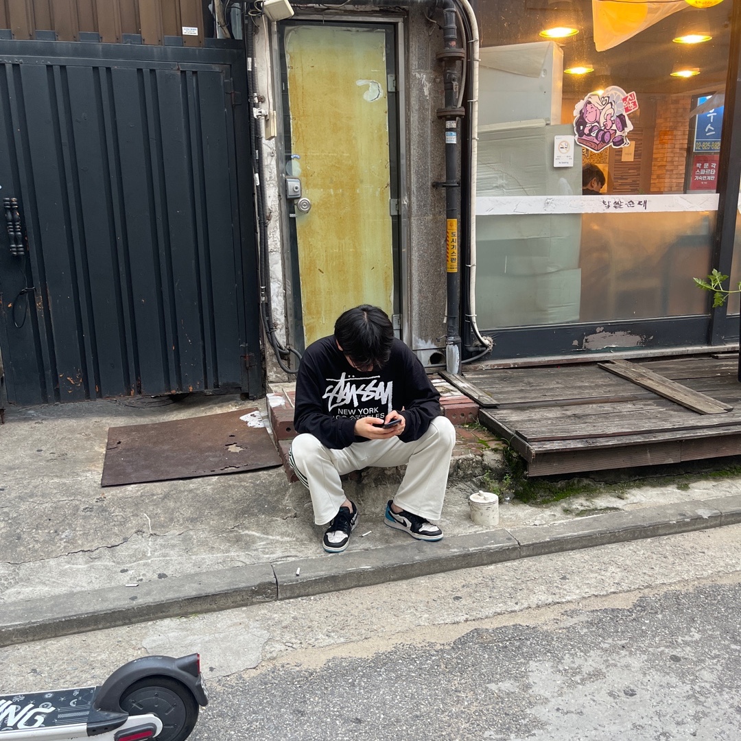 Stussy World Tour LS T-Shirt Black, Jordan 1 Retro Low OG Black and Dark Powder Blue 착용 스타일 - 2