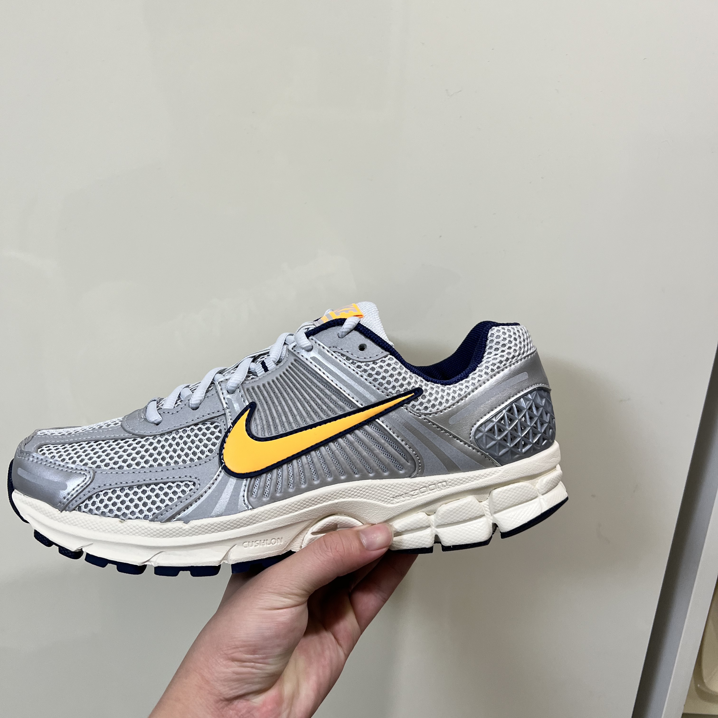 Nike Zoom Vomero 5 Pure Platinum and Laser Orange 착용 스타일 - 1
