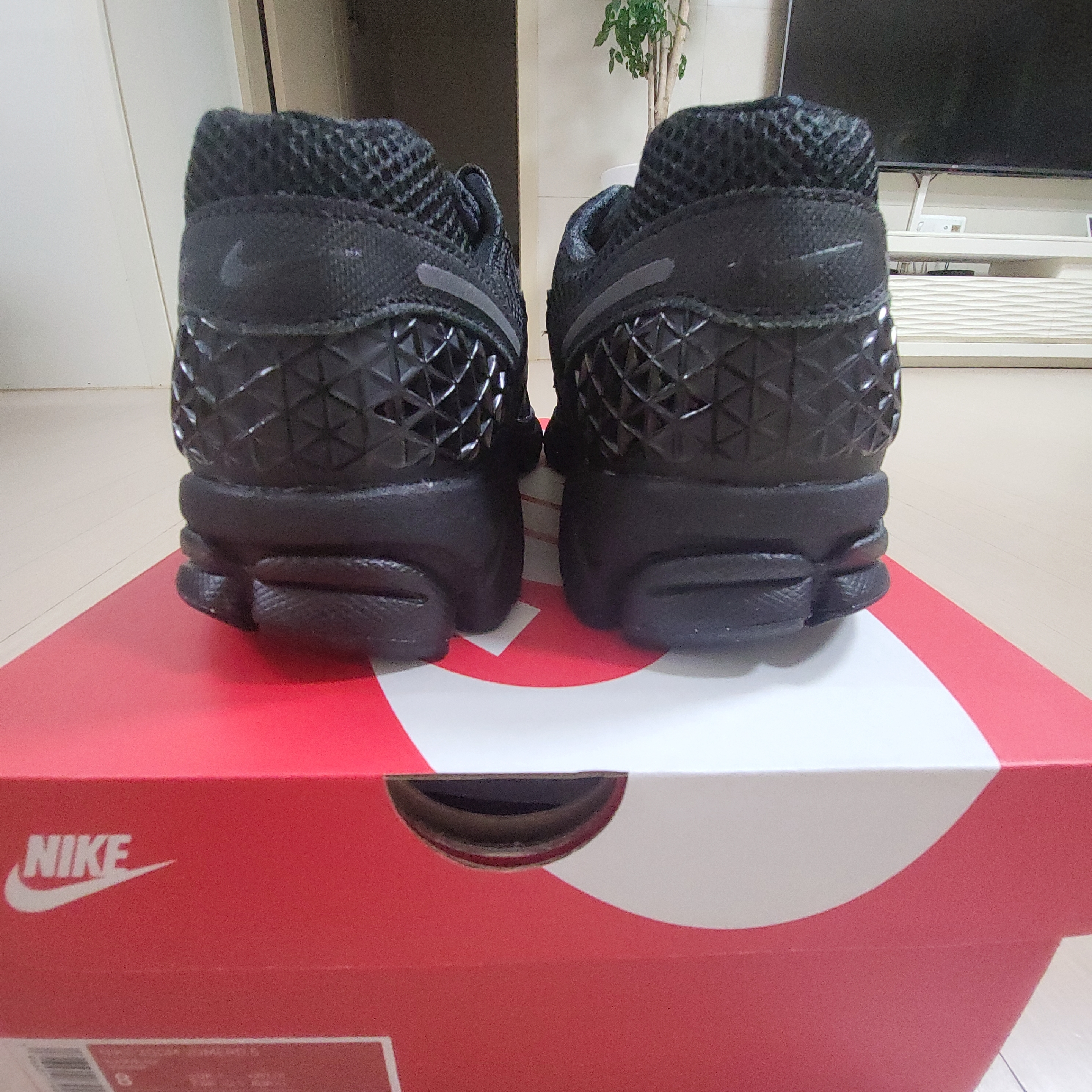 Nike Zoom Vomero 5 SP Black 착용 스타일 - 2