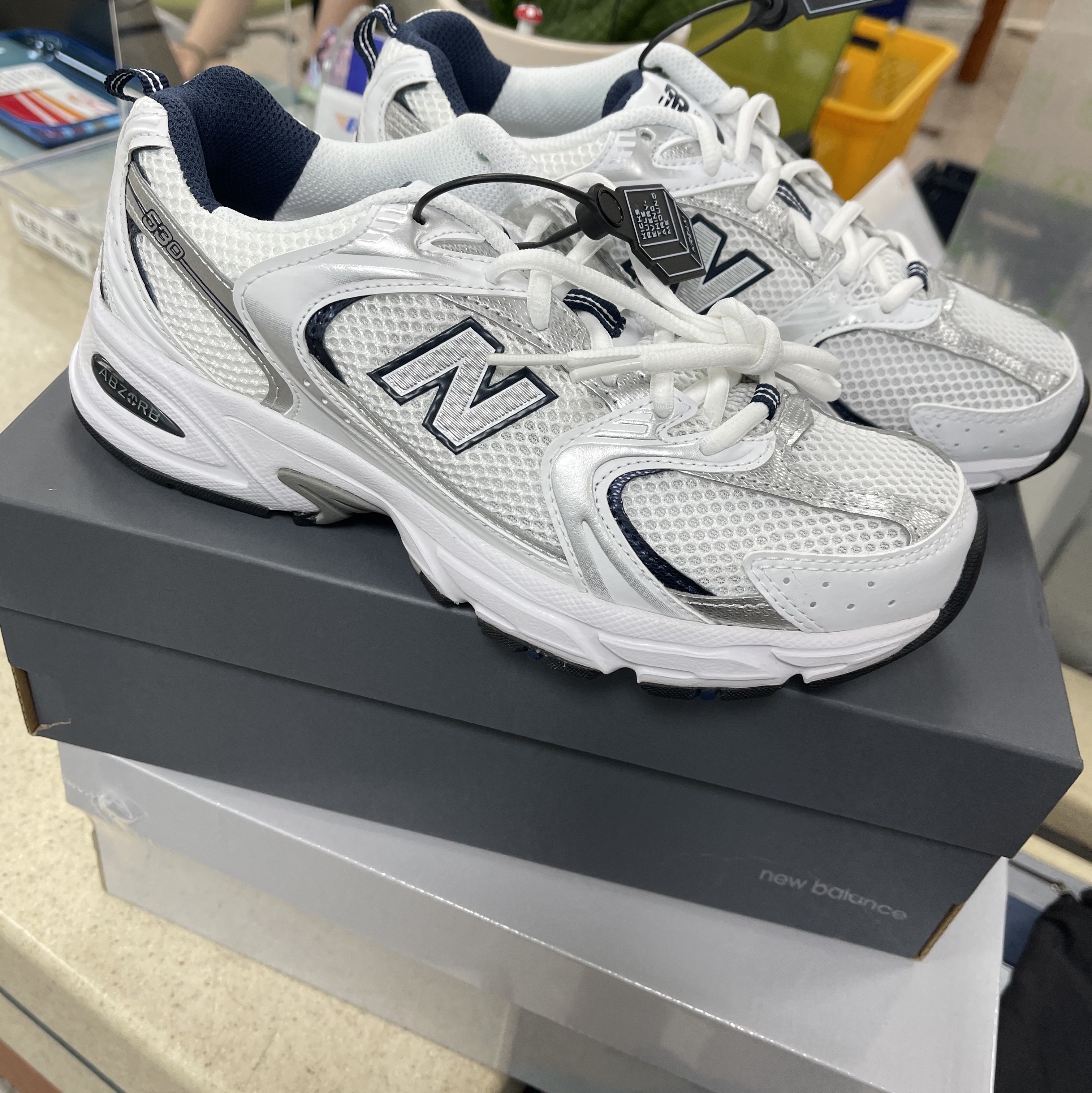 New Balance 530 White 착용 스타일 - 1