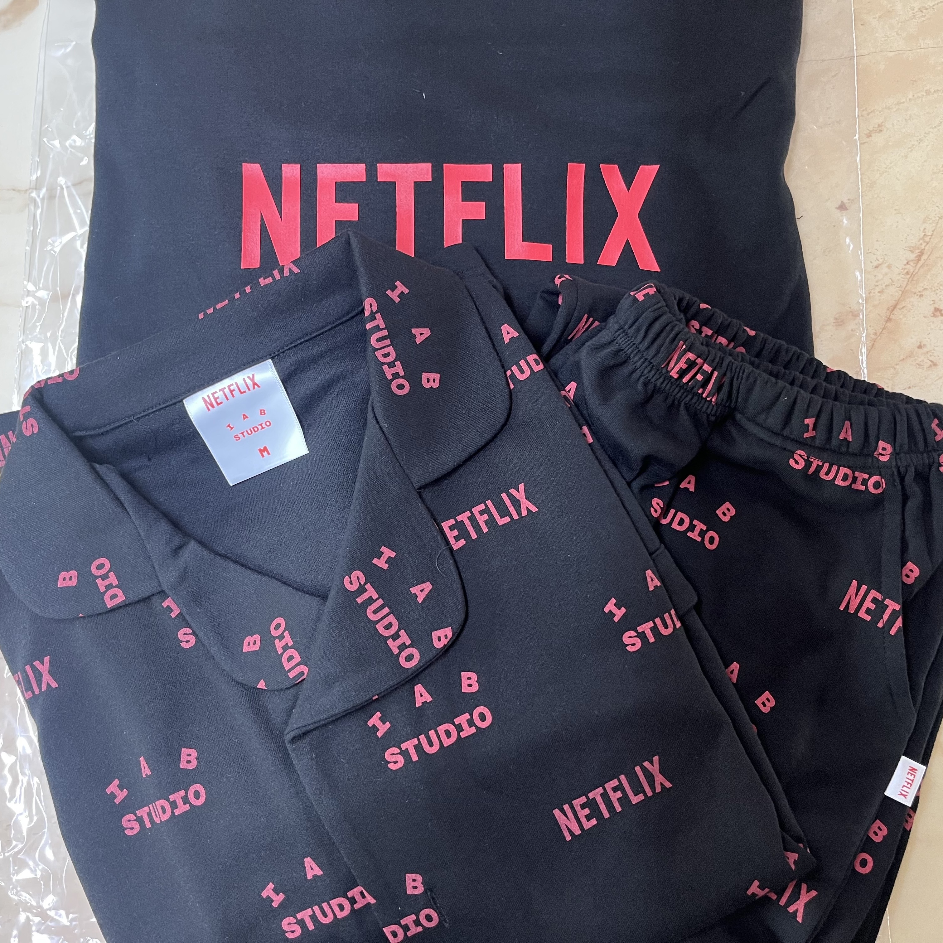 IAB Studio x Netflix Pajama Cushion Cover Set Black 착용 스타일 - 3