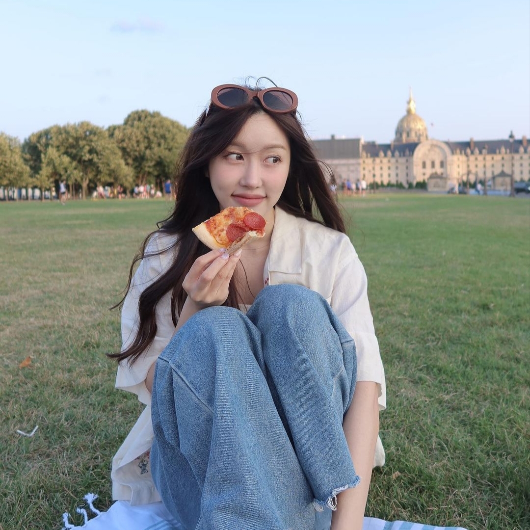 (W) Celine Triomphe 01 Sunglasses in Acetate Milky Hazelnut 착용 스타일 - 3
