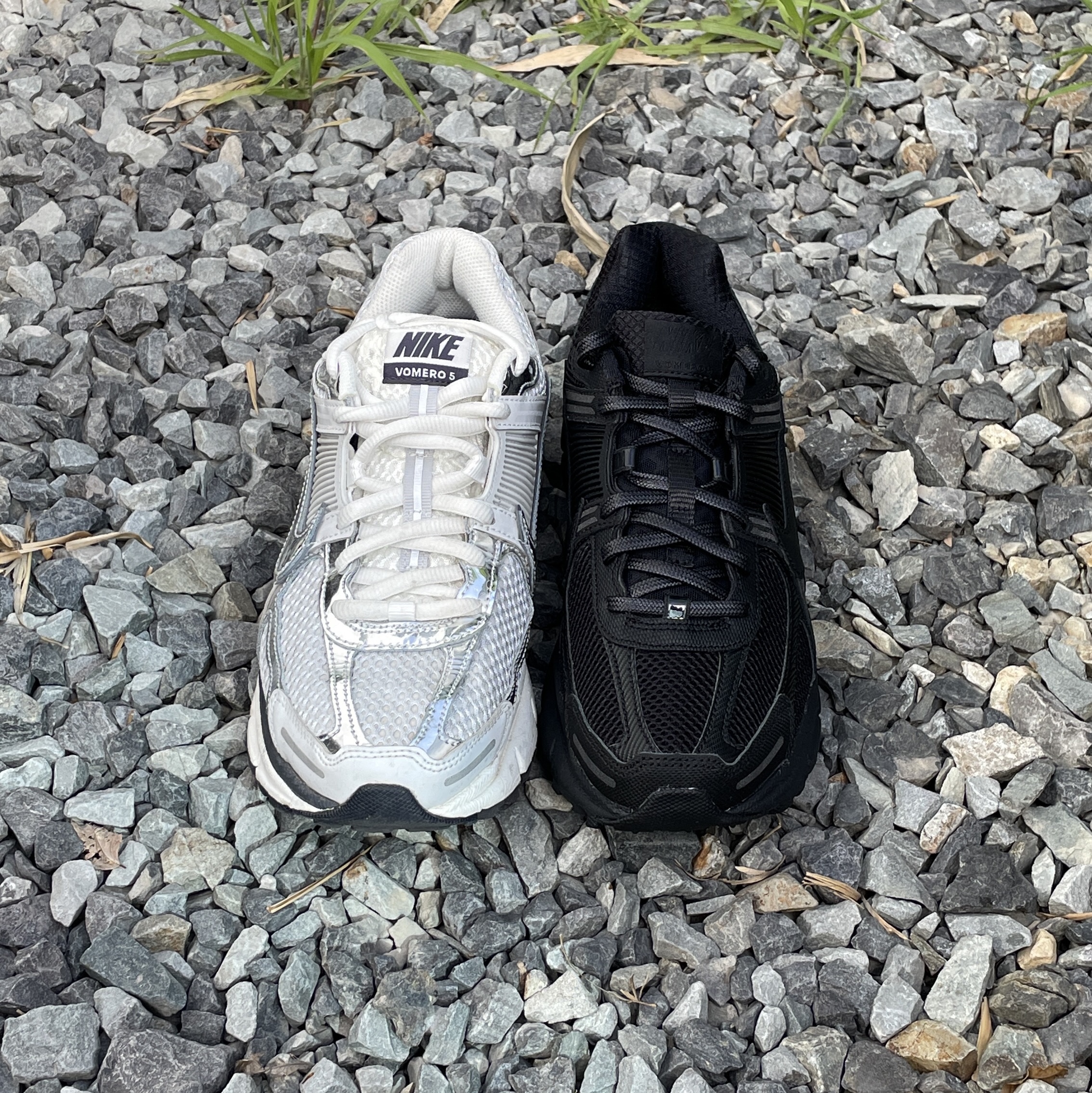 Nike Zoom Vomero 5 SP Black, (W) Nike Zoom Vomero 5 Photon Dust and Metallic Silver 착용 스타일 - 3