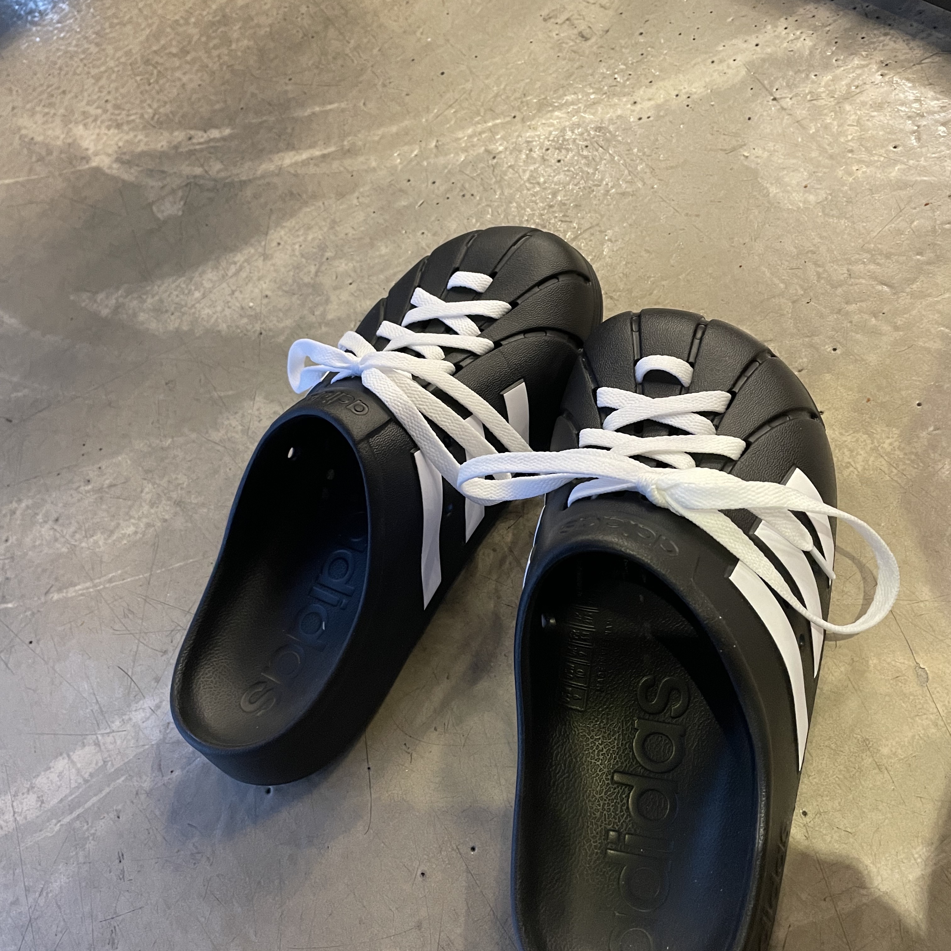 Adidas Adilette Clog Black White 착용 스타일 - 2