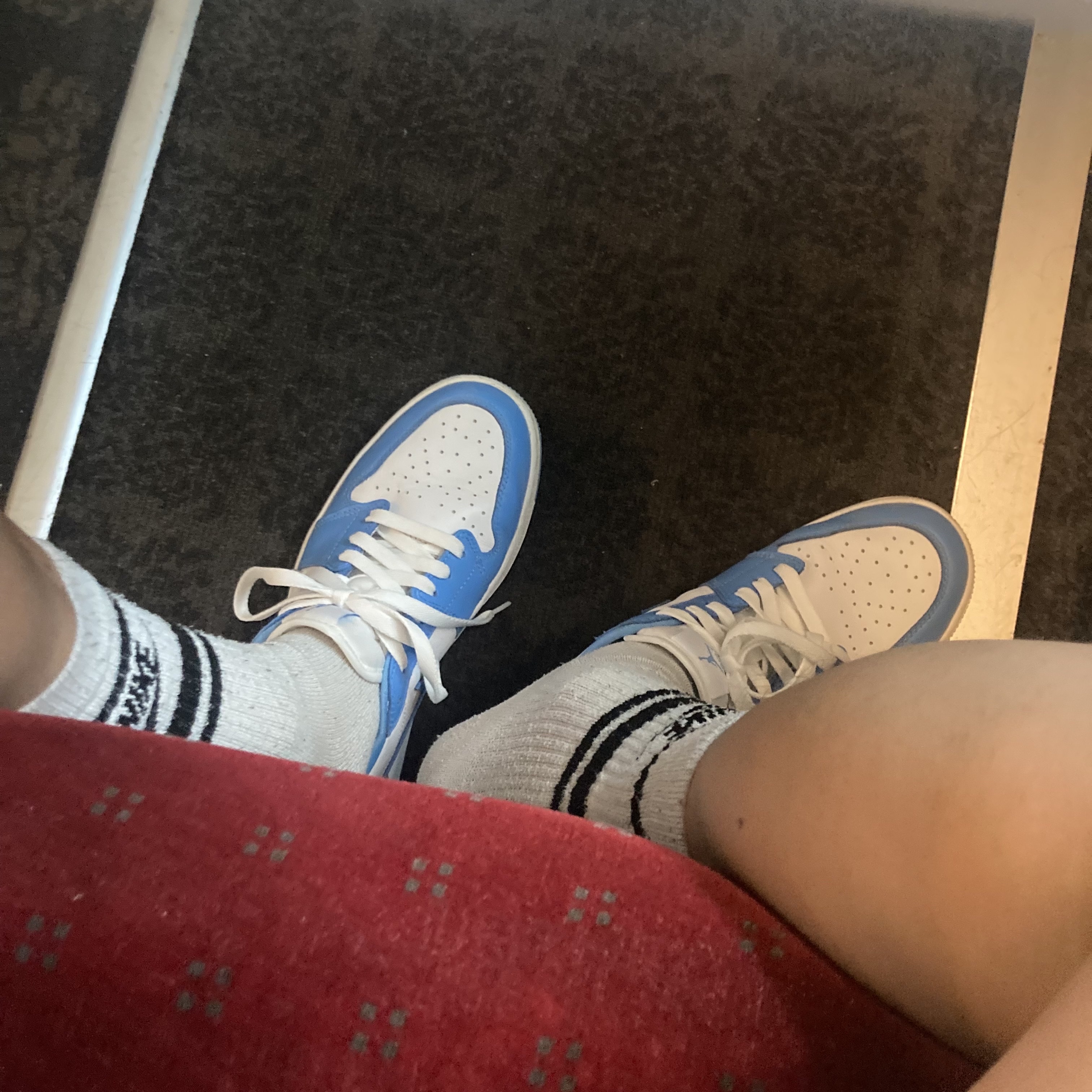Jordan 1 Low Golf White and University Blue 착용 스타일