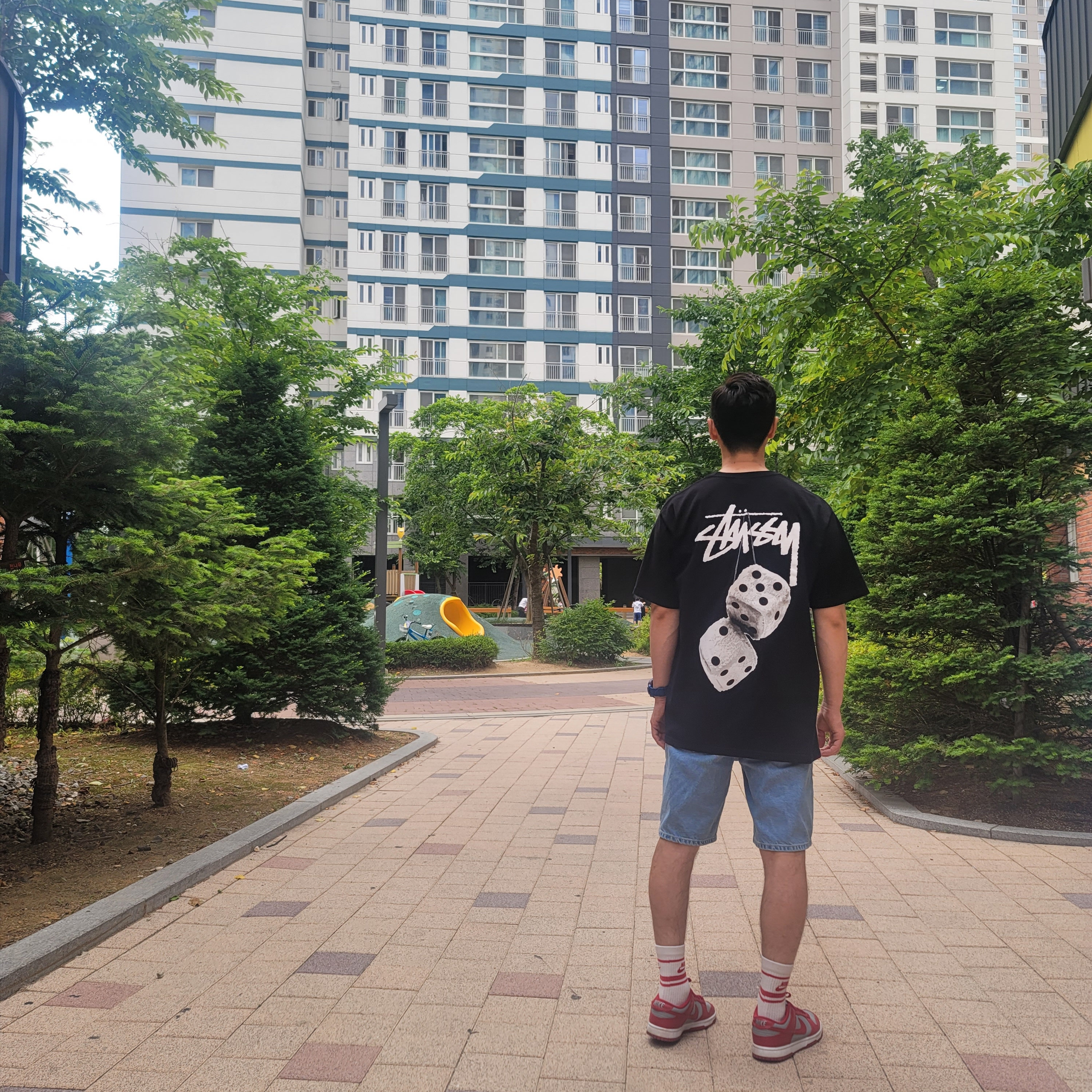 Stussy Fuzzy Dice T-Shirt Black 착용 스타일