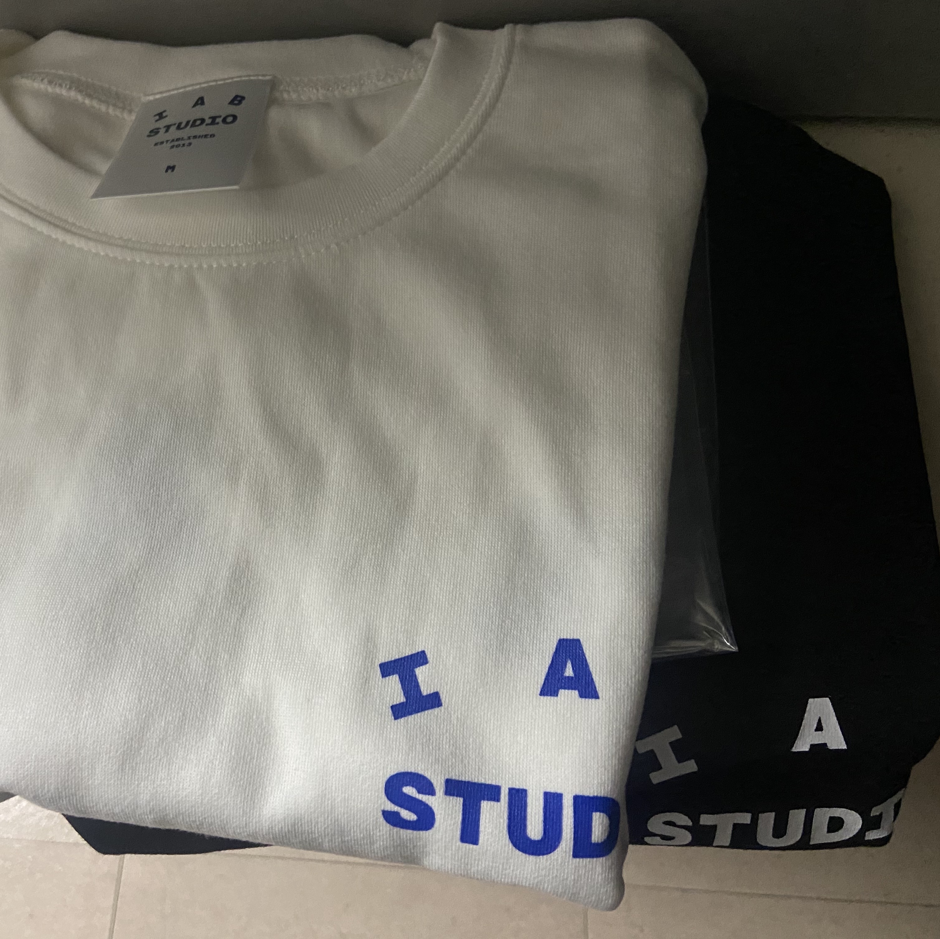 IAB Studio 10th Anniversary T-Shirts Pack White & Black (2 Pack) 착용 스타일