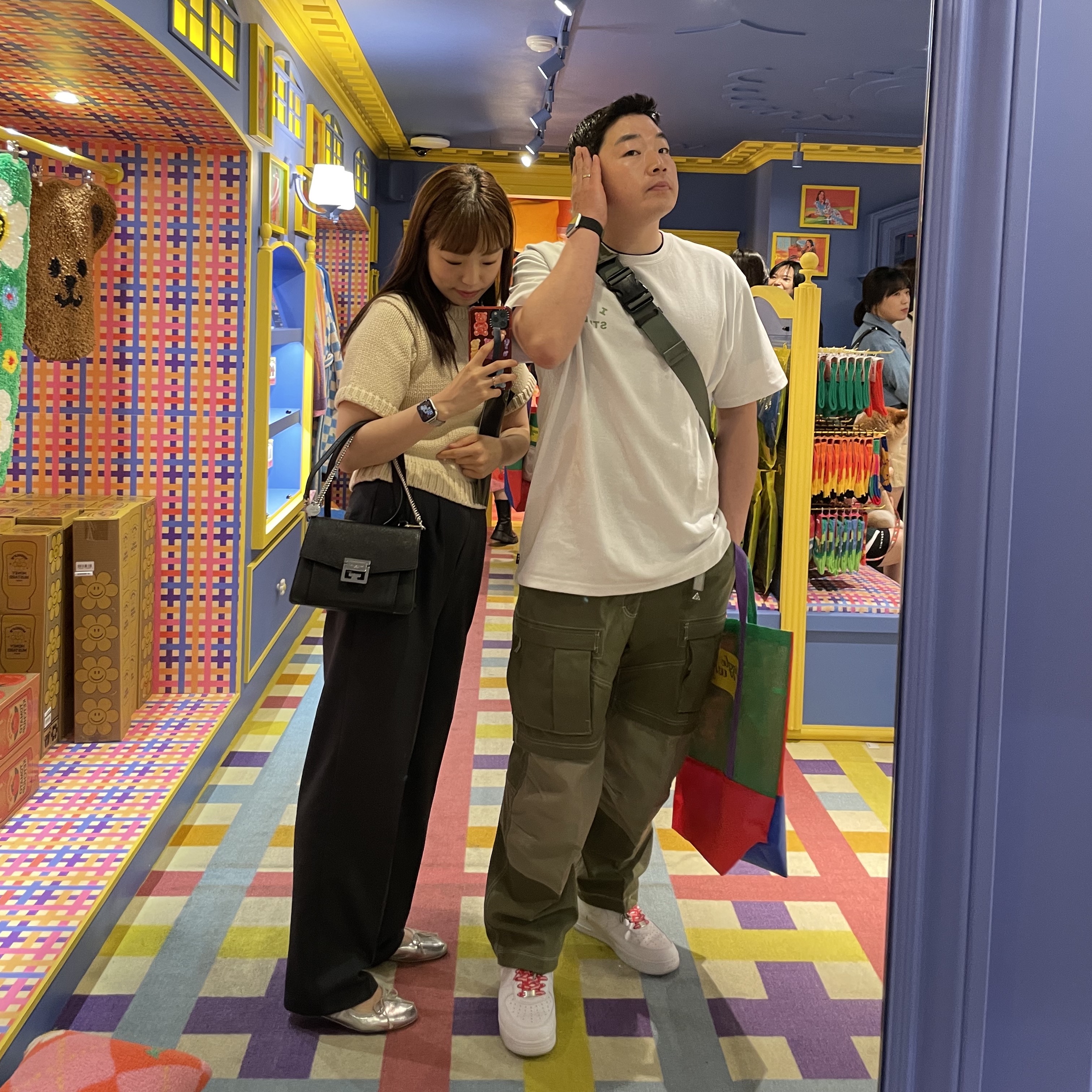Nike ACG Smith Summit Cargo Pants Medium Olive - Asia, IAB Studio T-Shirt White Light Green 착용 스타일 - 3