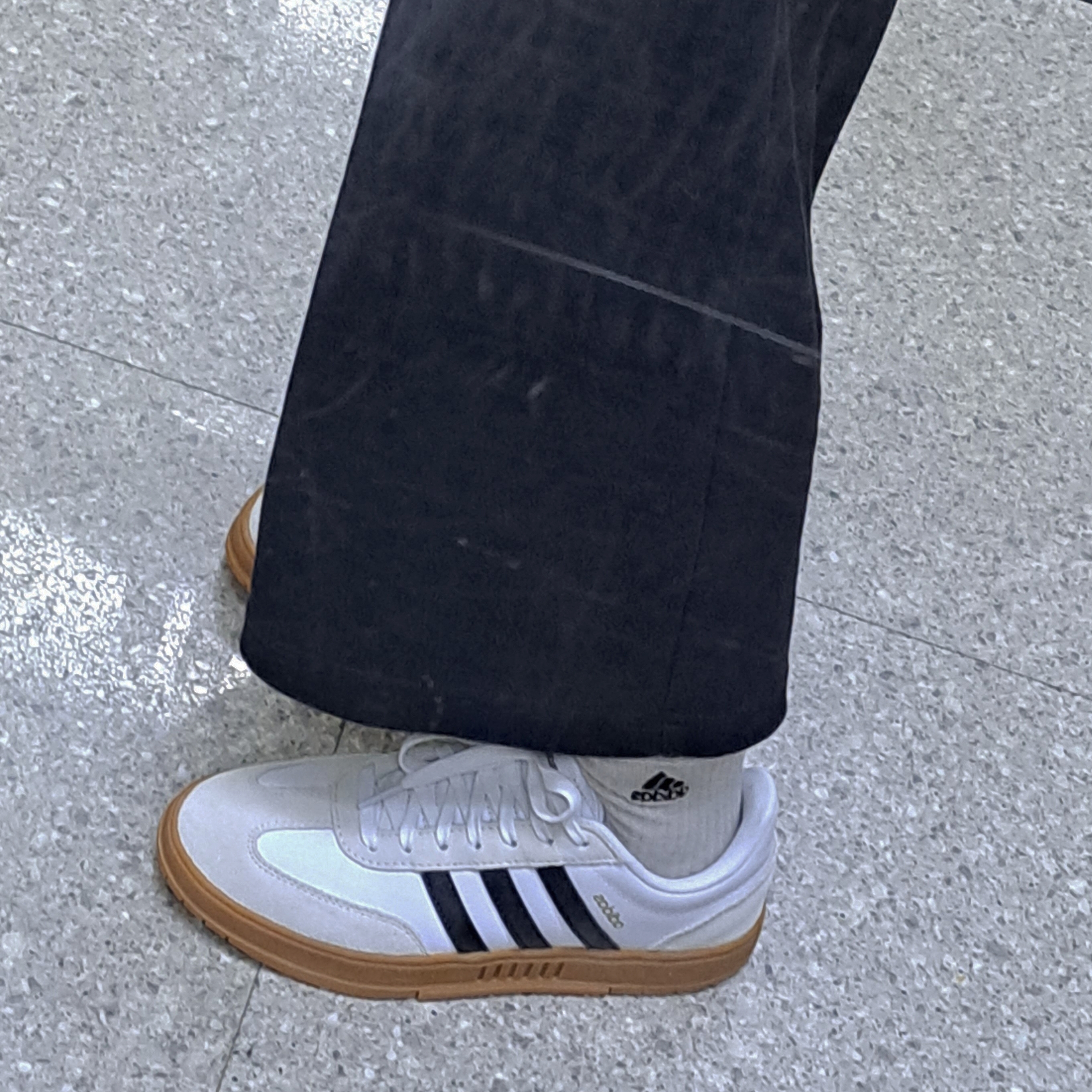 Adidas Gradas White Core Black 착용 스타일 - 2