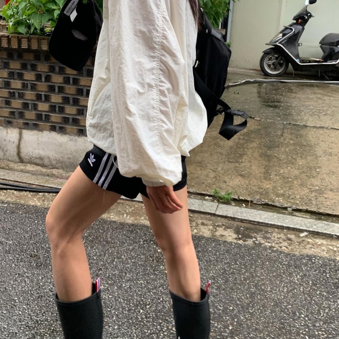 (W) Hunter Play Tall Wellington Rain Boots Black 착용 스타일 - 2