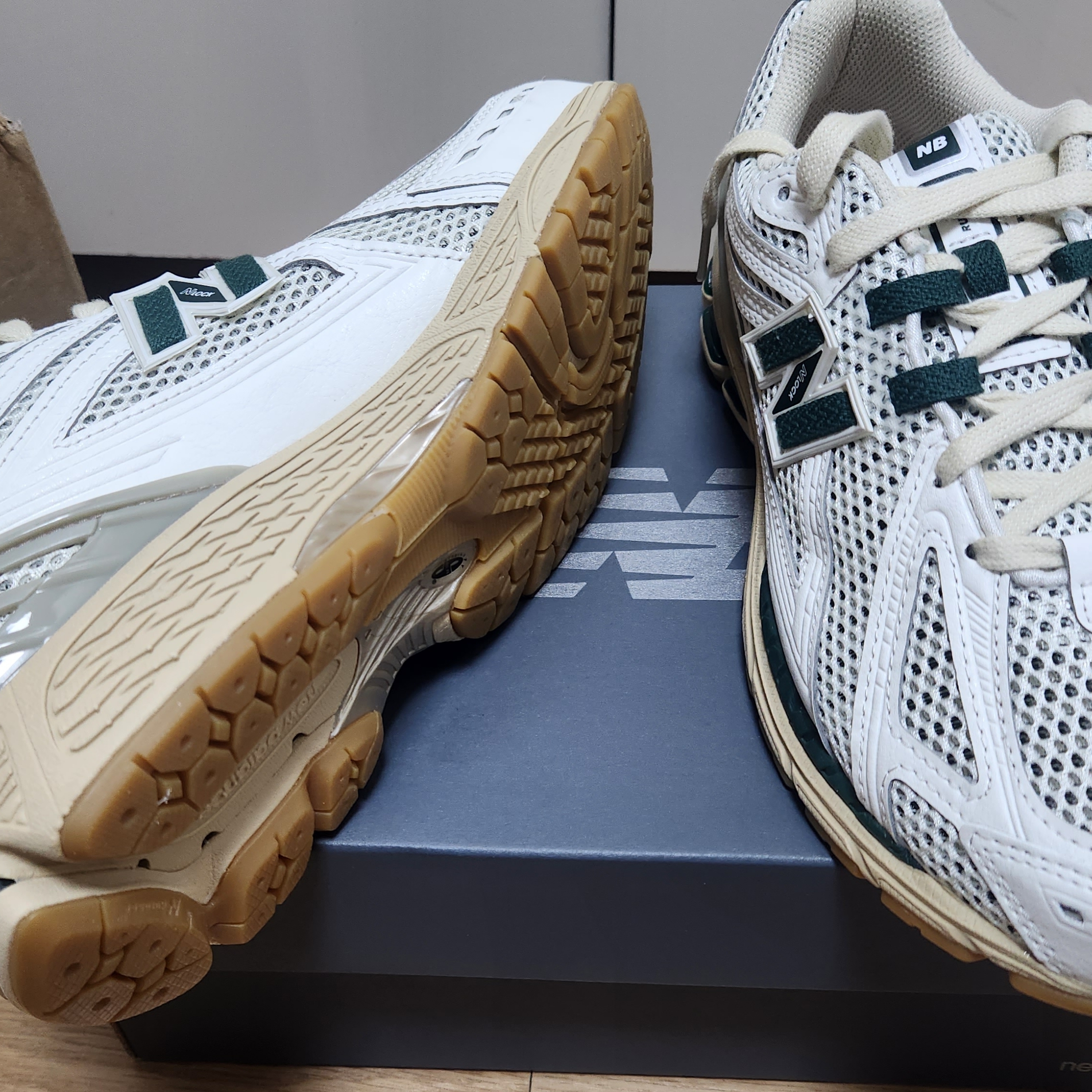 New Balance 1906R Silver Green 착용 스타일 - 4