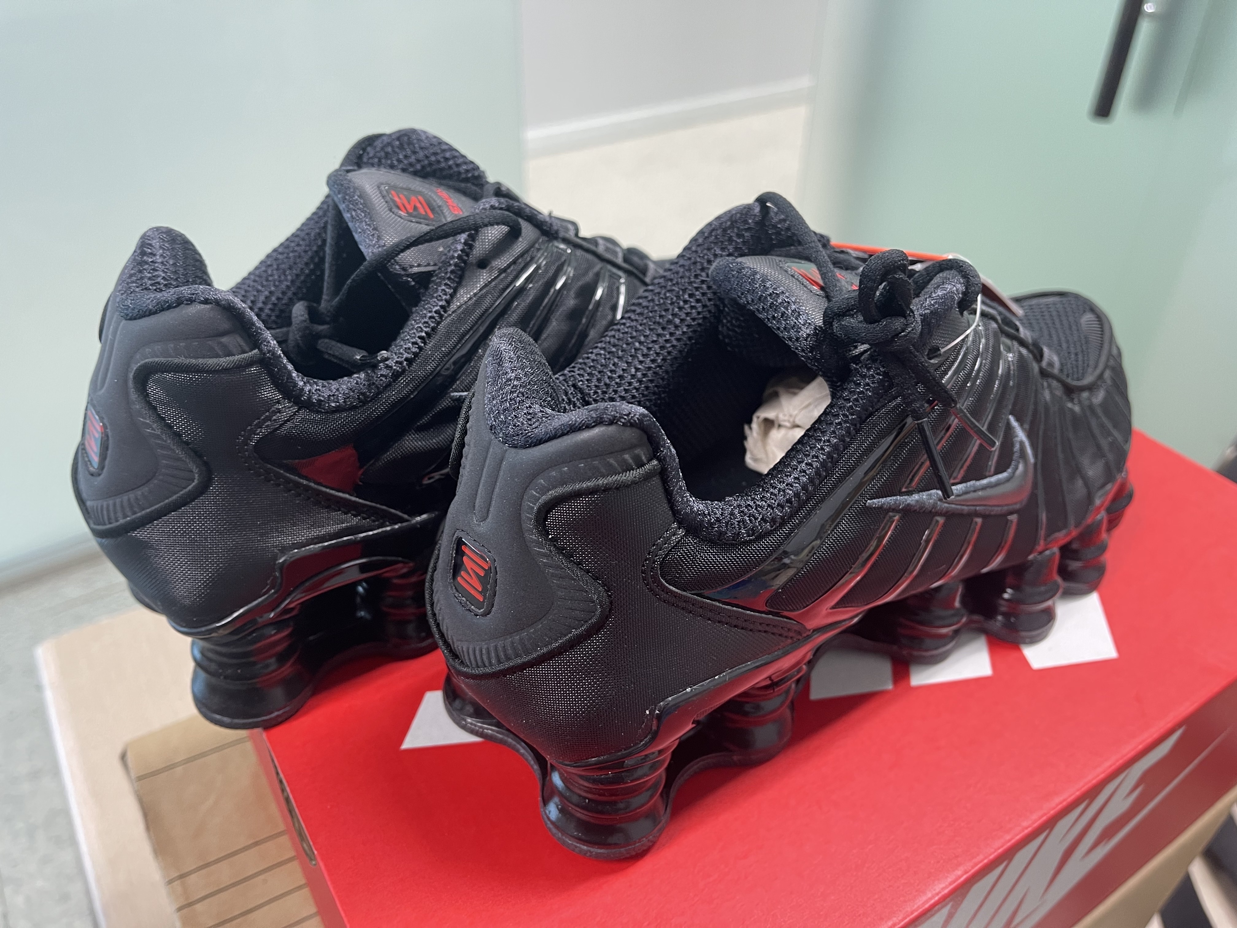 (W) Nike Shox TL Black and Max Orange 착용 스타일 - 2