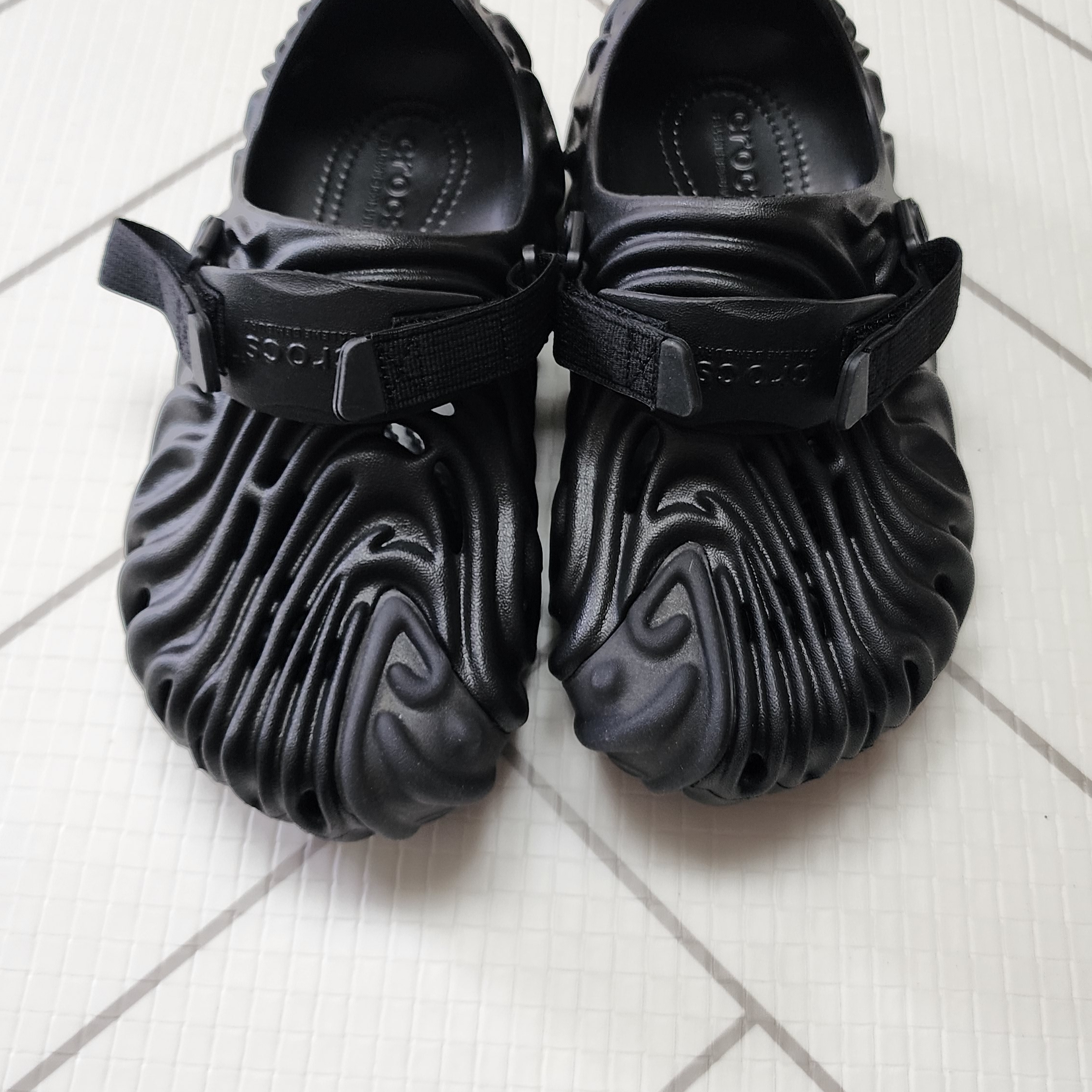 Crocs x Salehe Bembury Pollex Clog Sasquatch 착용 스타일