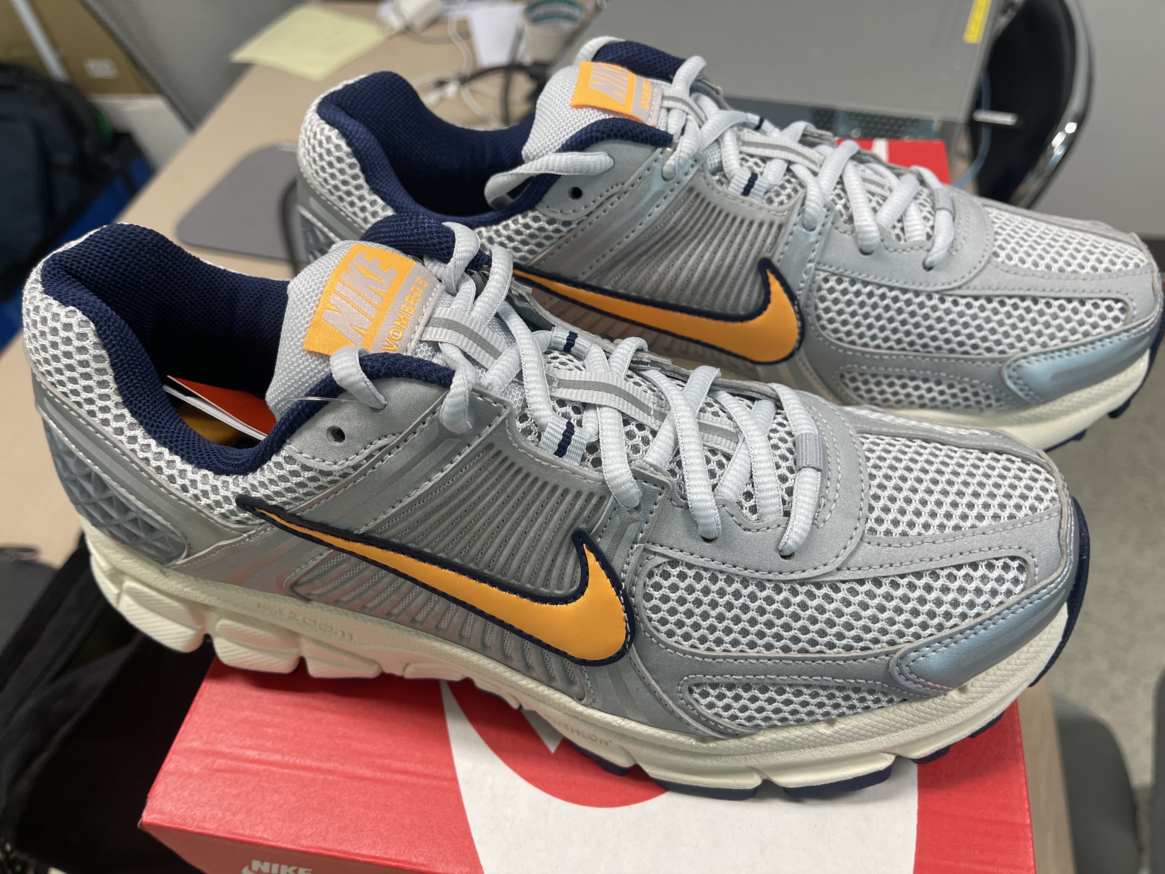 Nike Zoom Vomero 5 Pure Platinum and Laser Orange 착용 스타일 - 2