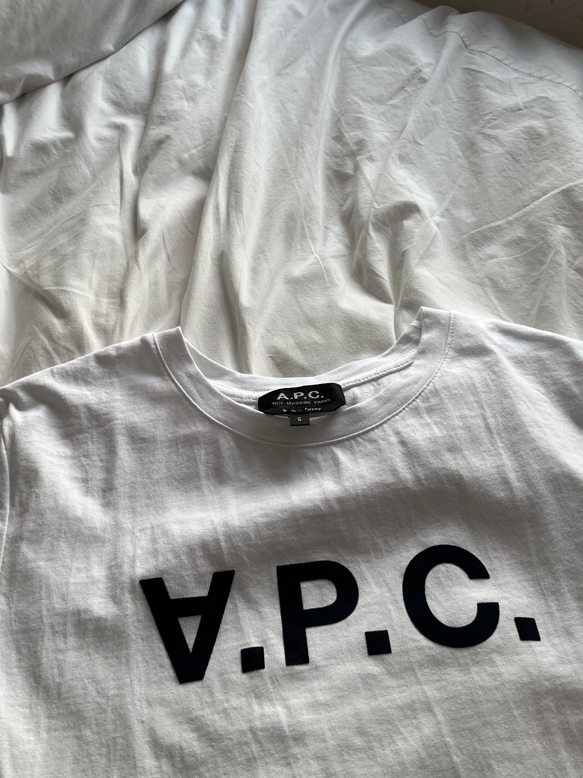 (W) A.P.C. VPC T-Shirt White Dark Navy 착용 스타일 - 1