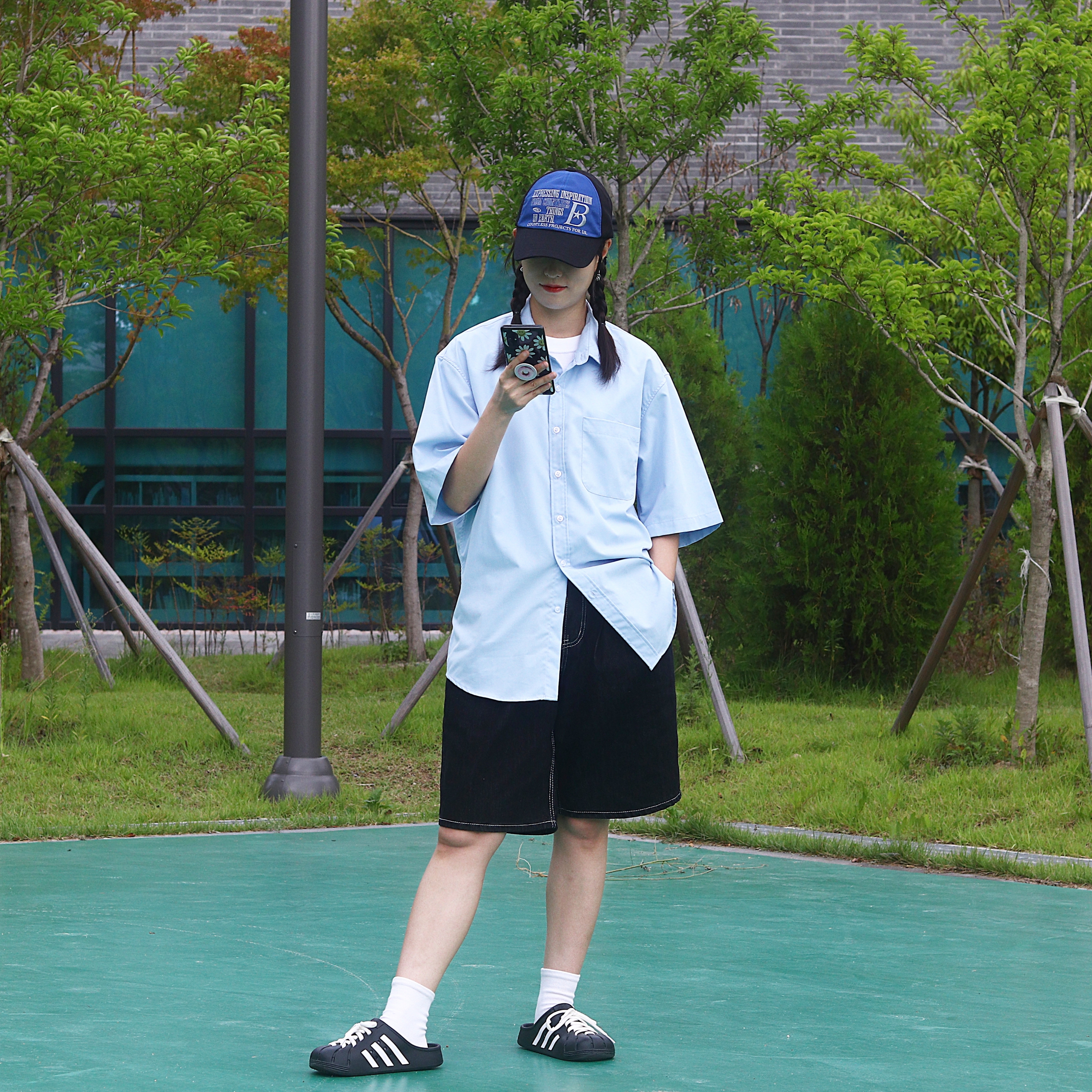 Adidas Adilette Clog Black White 착용 스타일 - 1