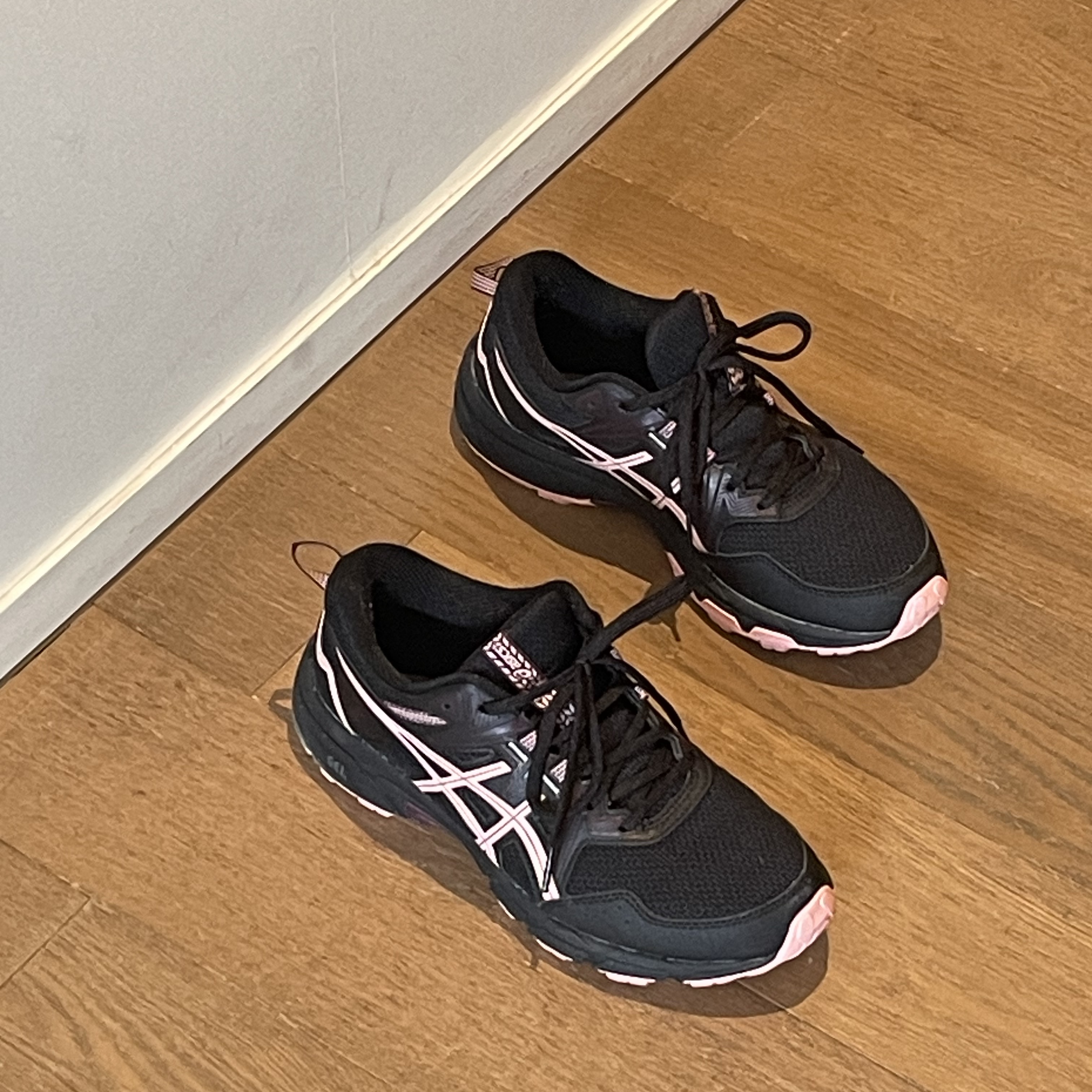 (W) Asics Gel-Venture 8 Black Frosted Rose 착용 스타일 - 2
