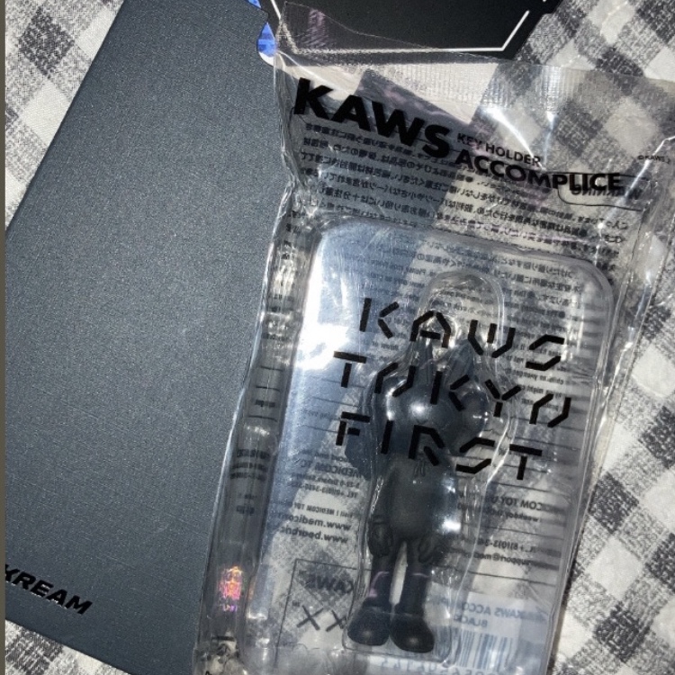 Kaws Tokyo First Accomplice Keychain Black 착용 스타일
