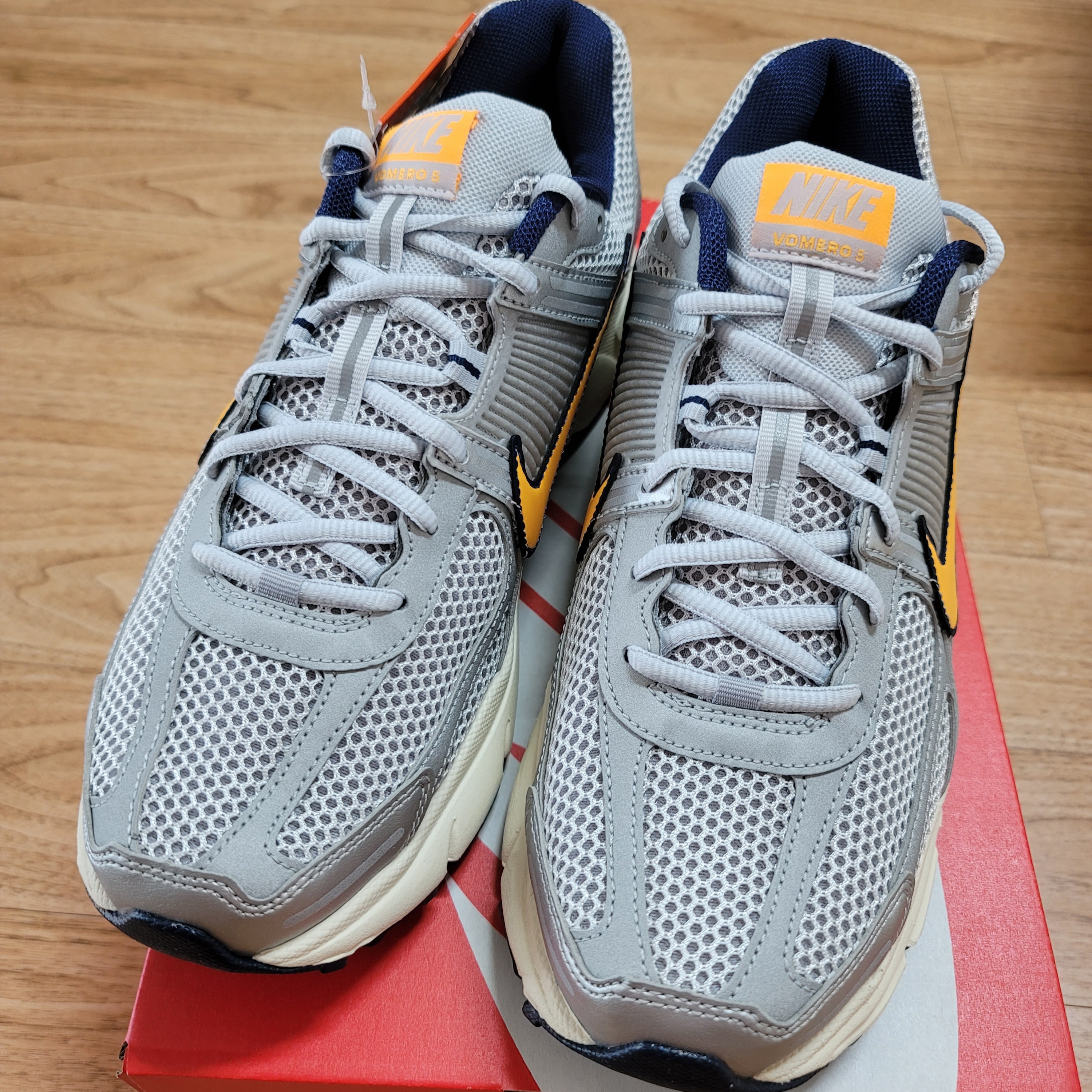 Nike Zoom Vomero 5 Pure Platinum and Laser Orange 착용 스타일 - 1