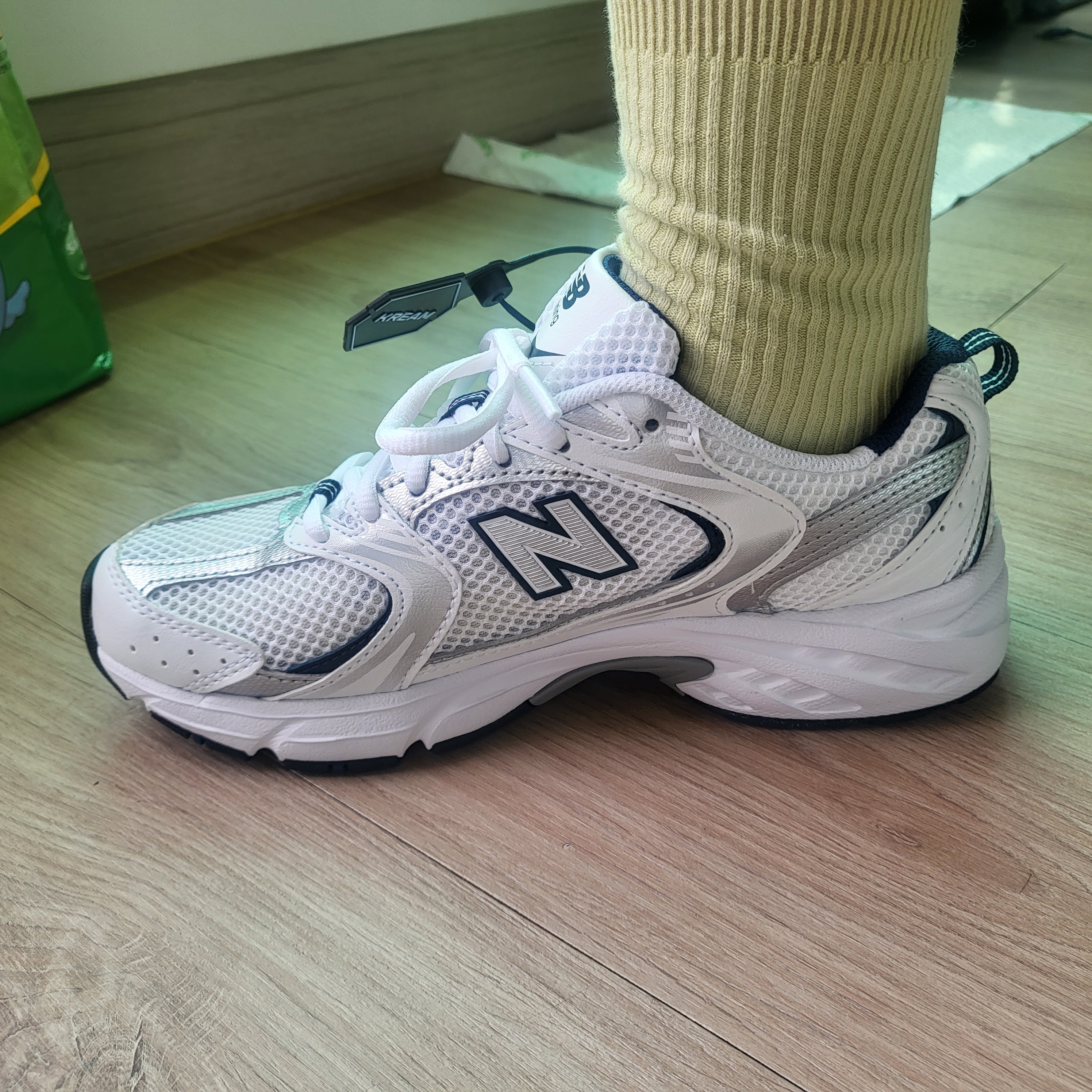 New Balance 530 White 착용 스타일 - 1