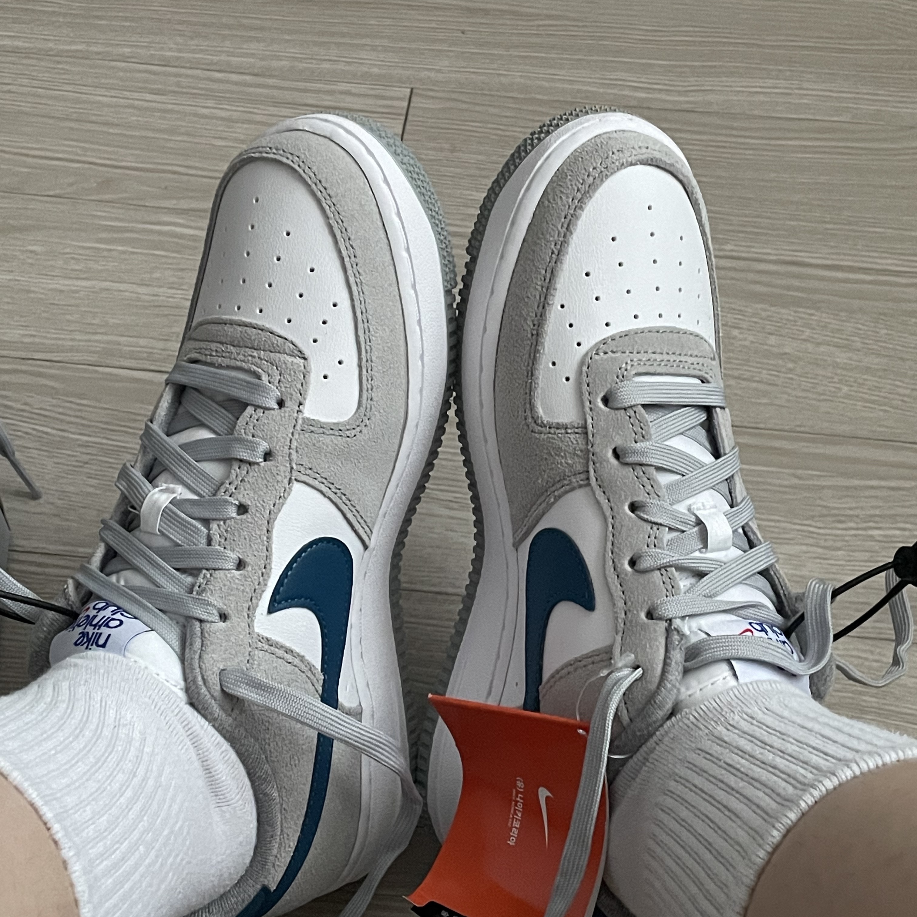(GS) Nike Air Force 1 LV8 Athletic Club Light Smoke Grey Marina 착용 스타일