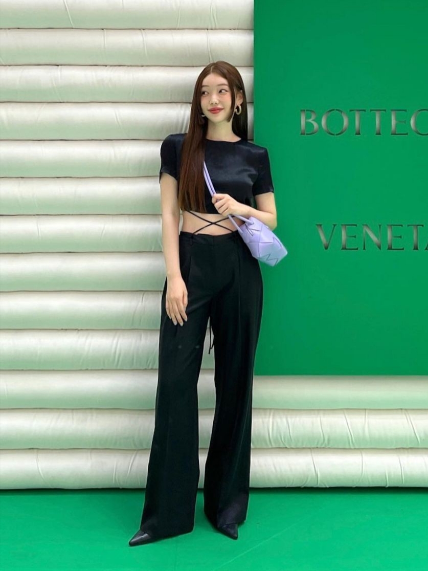 Bottega Veneta Small Leather Crossbody Cassette Wisteria 착용 스타일