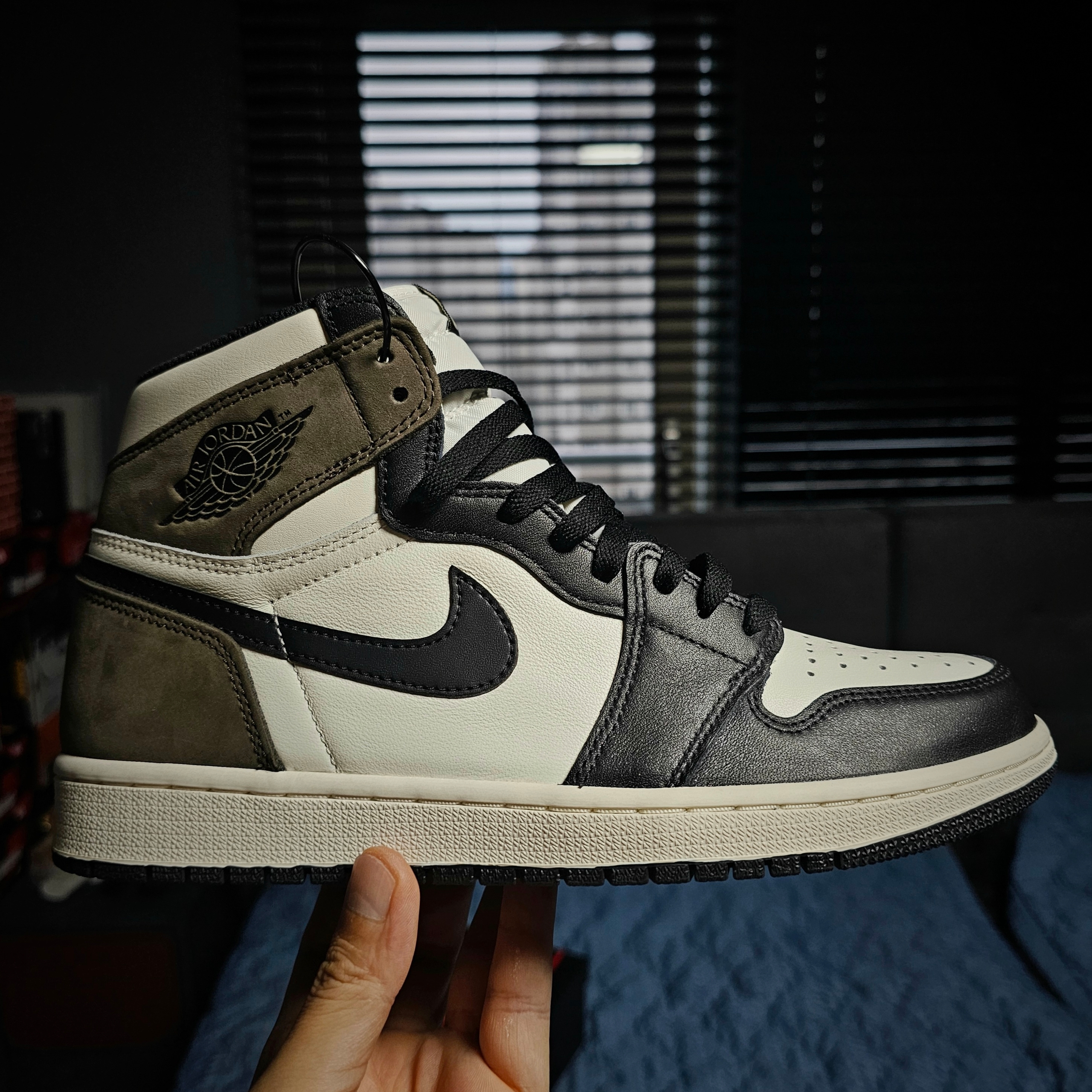 Jordan 1 Retro High OG Black Mocha 착용 스타일 - 4