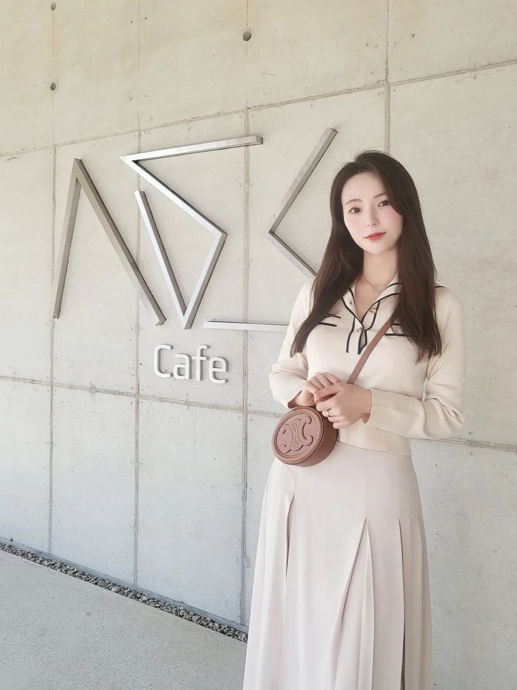 Celine Oval Bag Cuir Triomphe in Smooth Calfskin Tan, Celine Oval Bag Cuir Triomphe in Smooth Calfskin Nude 착용 스타일