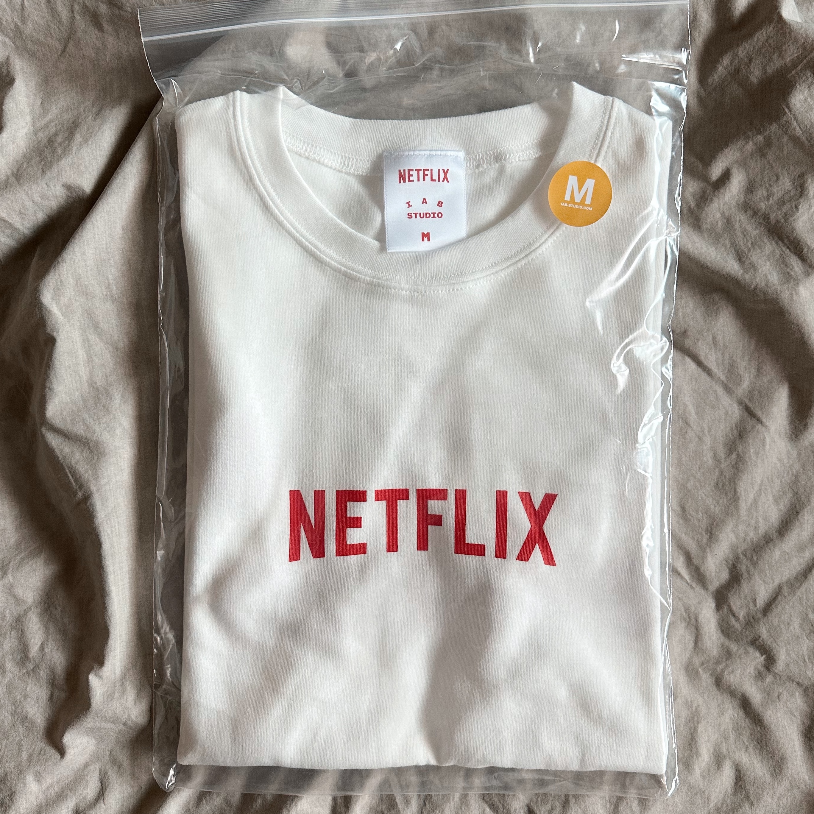 IAB Studio x Netflix SS T-Shirt White 착용 스타일 - 3