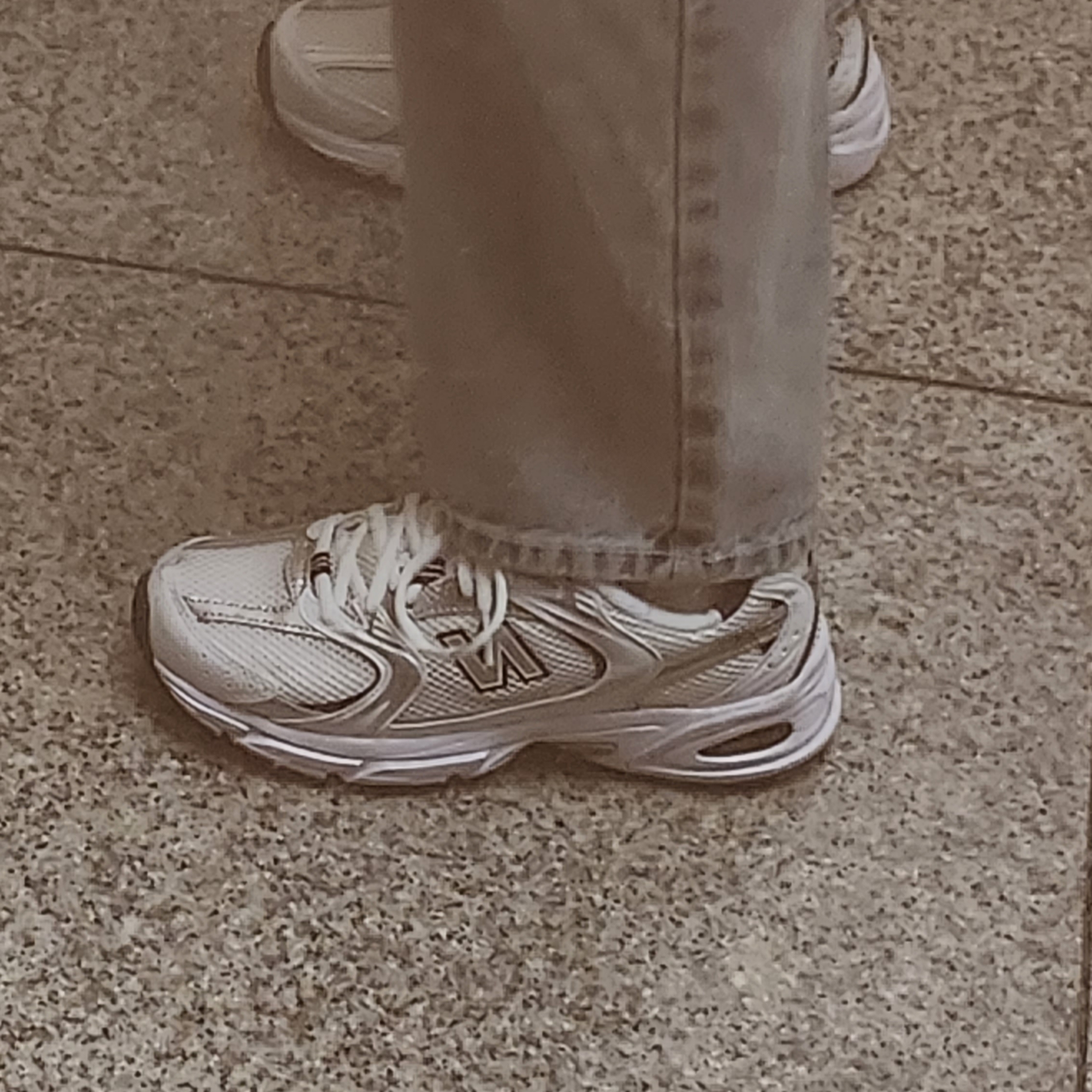 New Balance 530 White 착용 스타일 - 3
