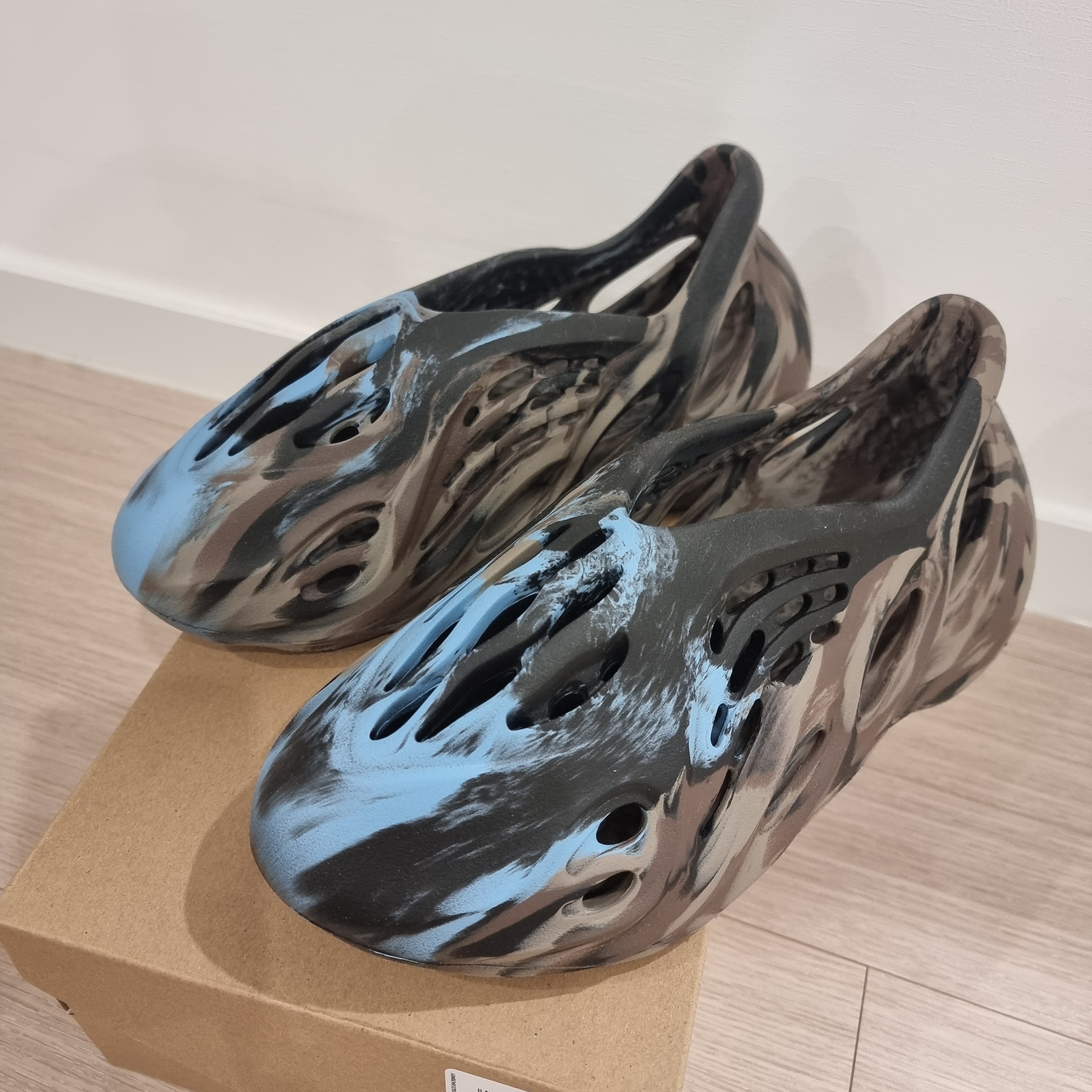 Adidas Yeezy Foam RNNR MX Cinder 착용 스타일