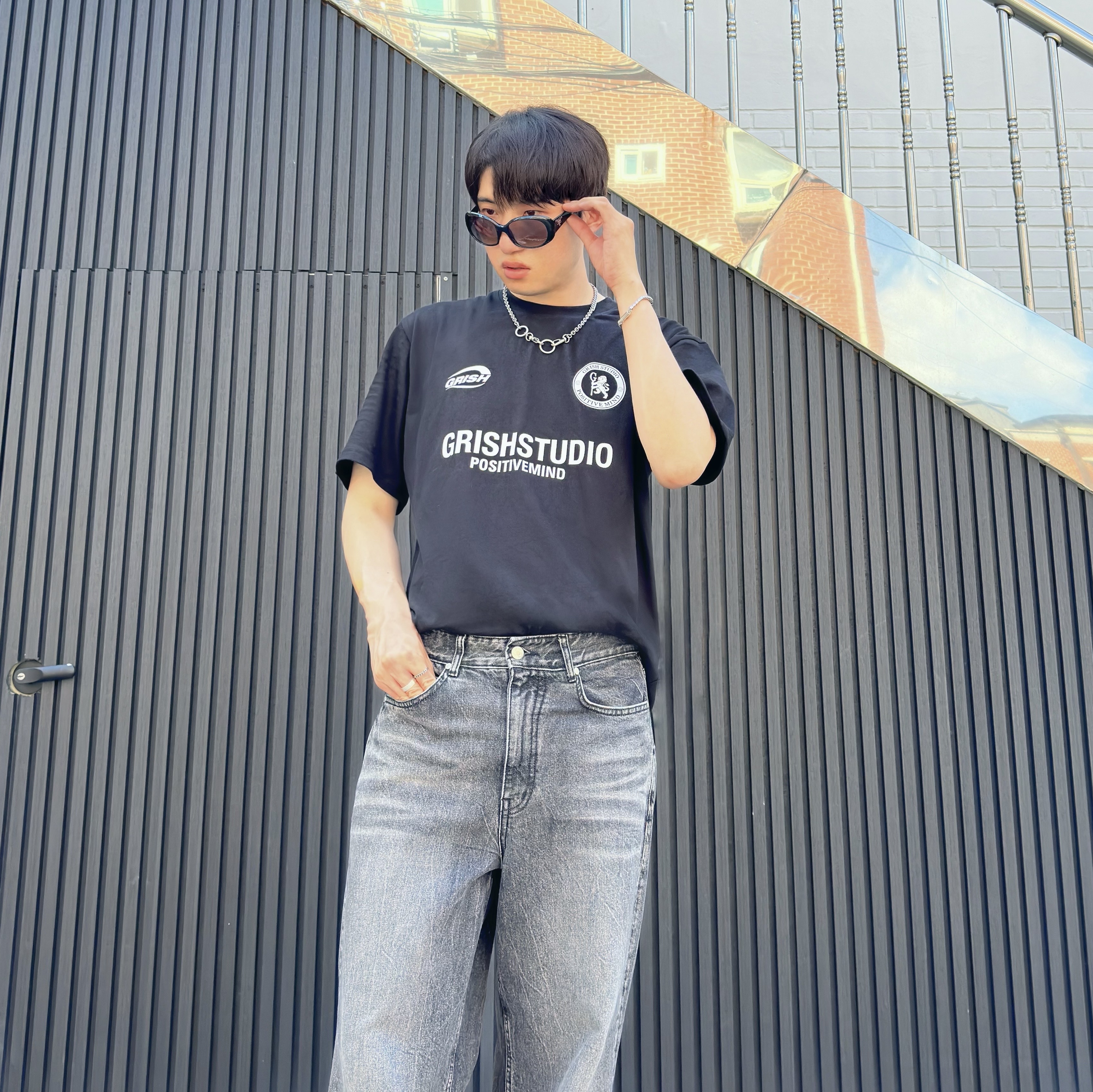 Crocs x Staple Classic All Terrain Clog Black 착용 스타일 - 2