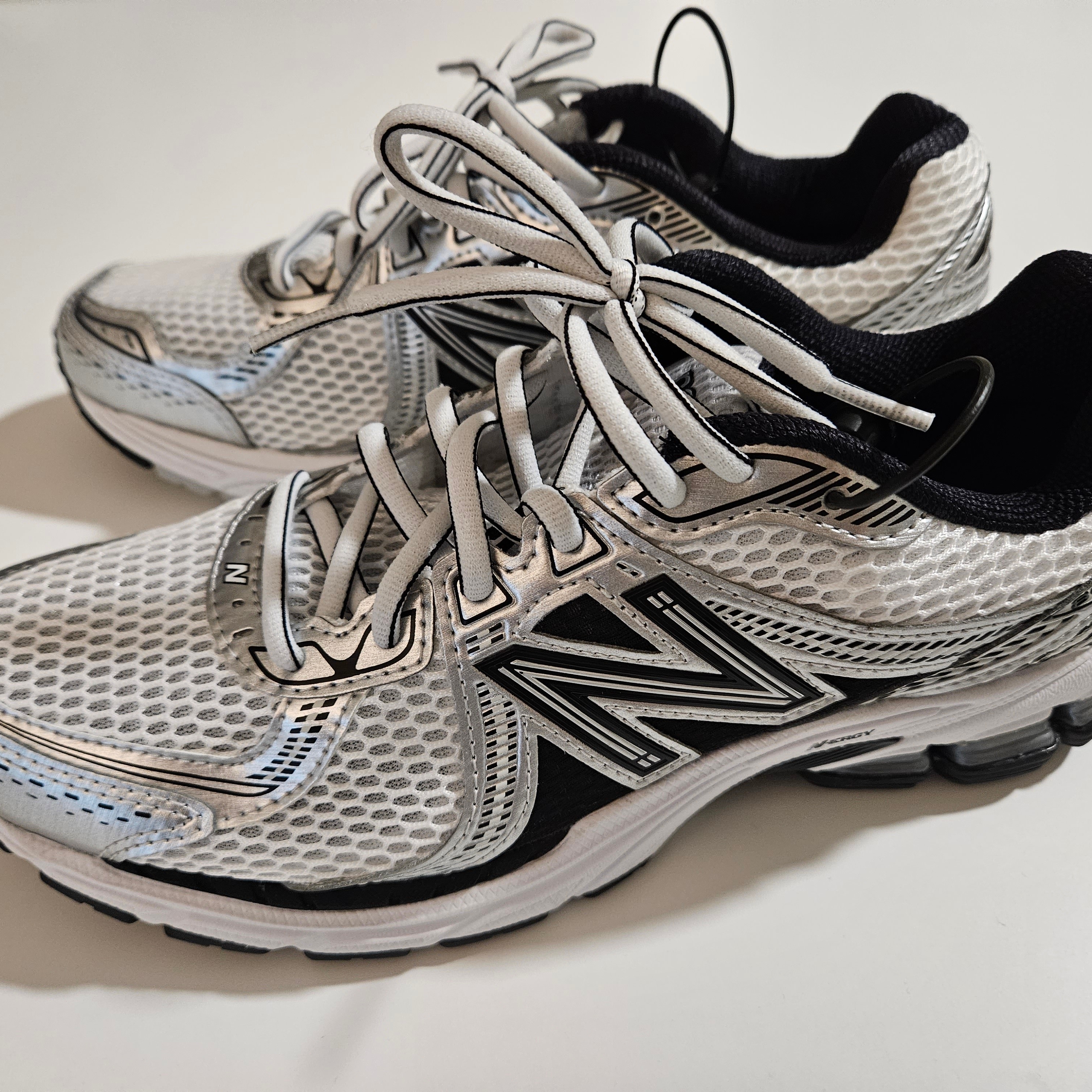 New Balance 860v2 White Black 착용 스타일