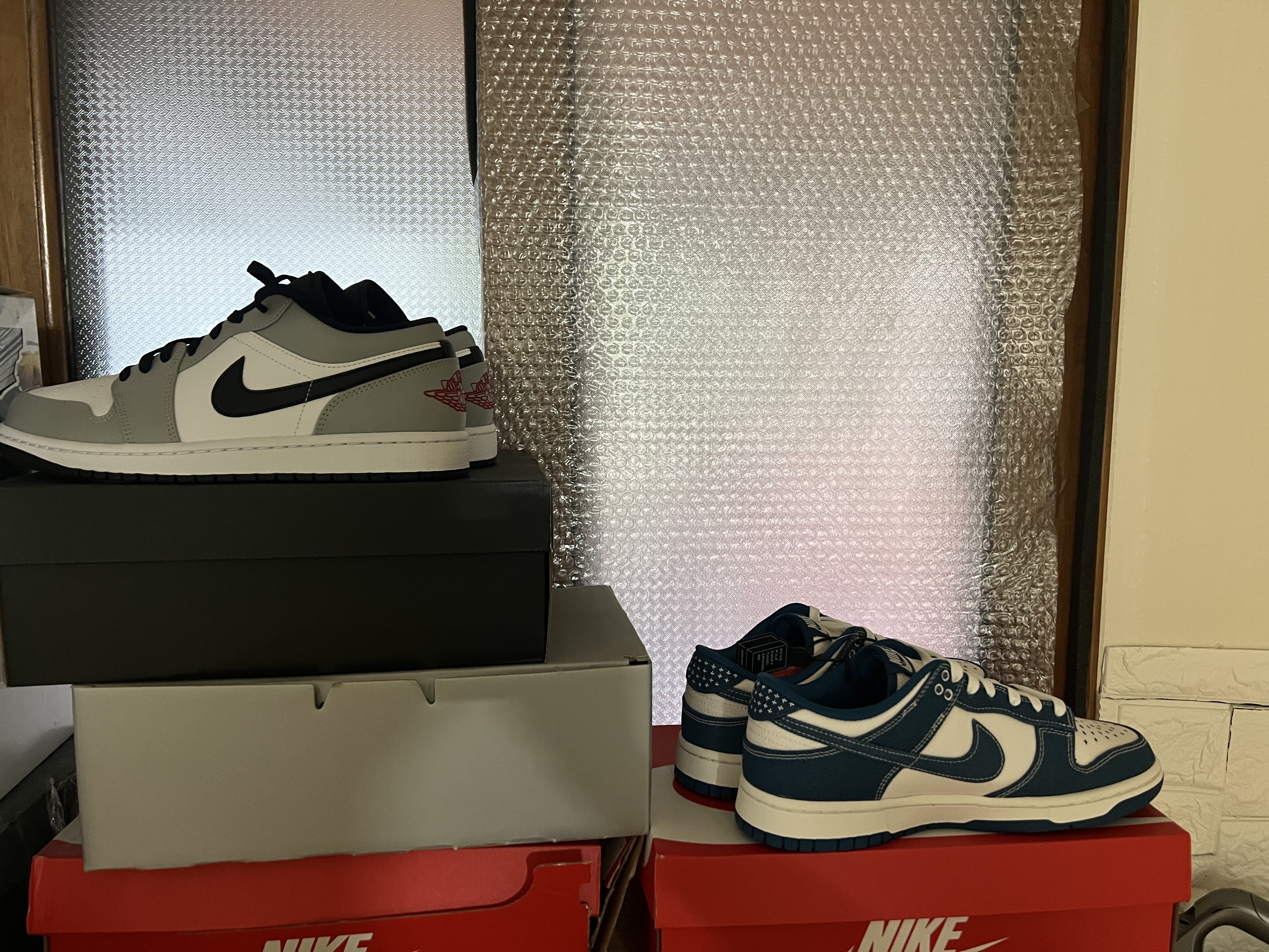 Jordan 1 Low Light Smoke Grey, Nike Dunk Low Retro SE Industrial Blue 착용 스타일