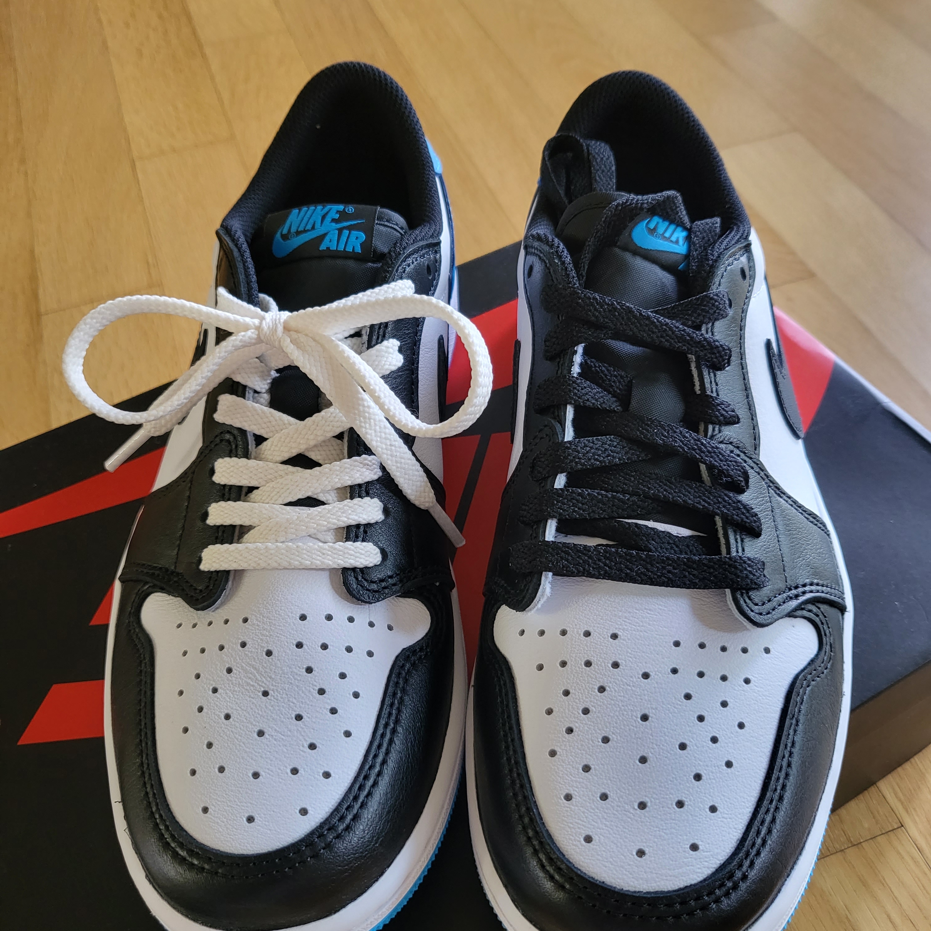 Jordan 1 Retro Low OG Black and Dark Powder Blue 착용 스타일 - 1