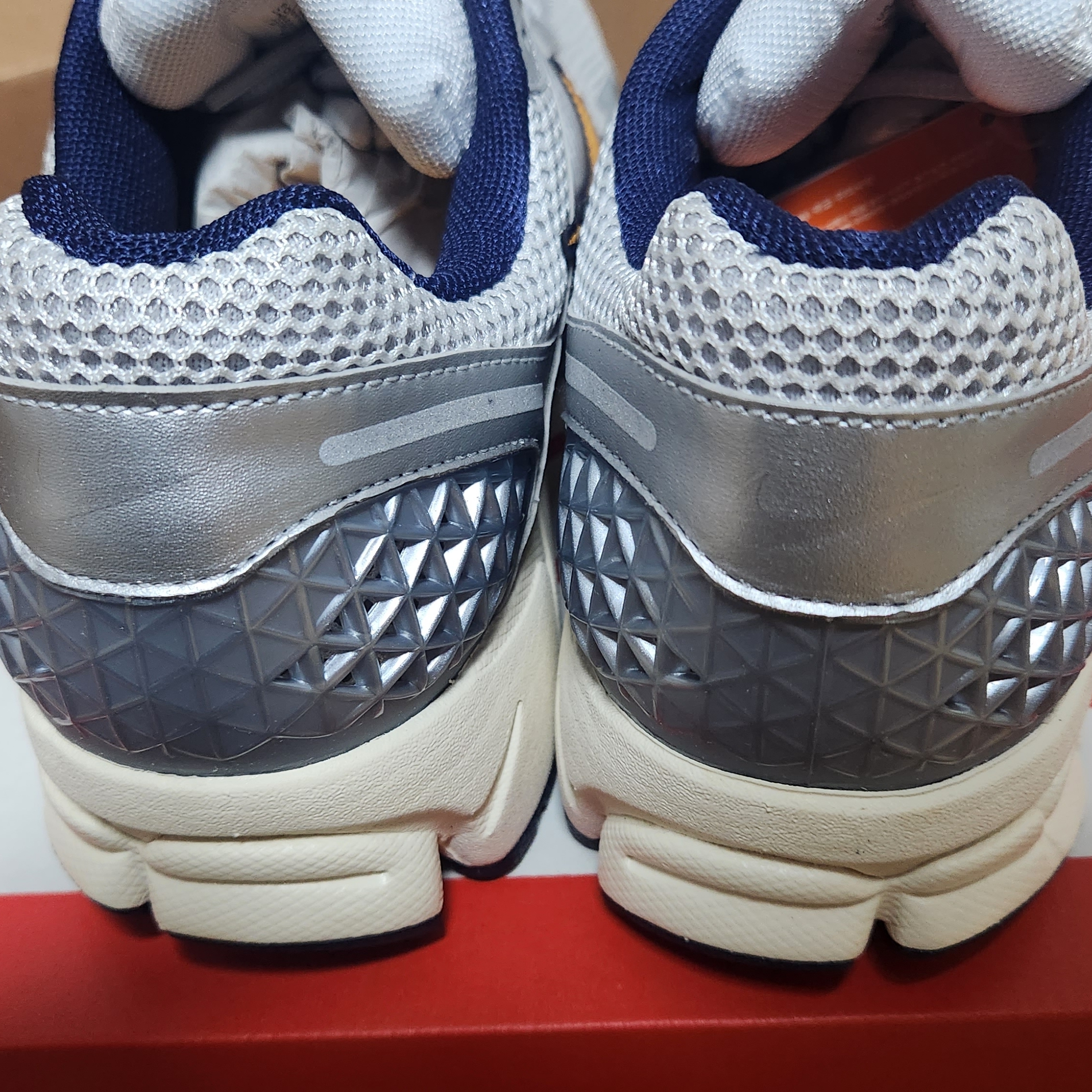 Nike Zoom Vomero 5 Pure Platinum and Laser Orange 착용 스타일 - 3
