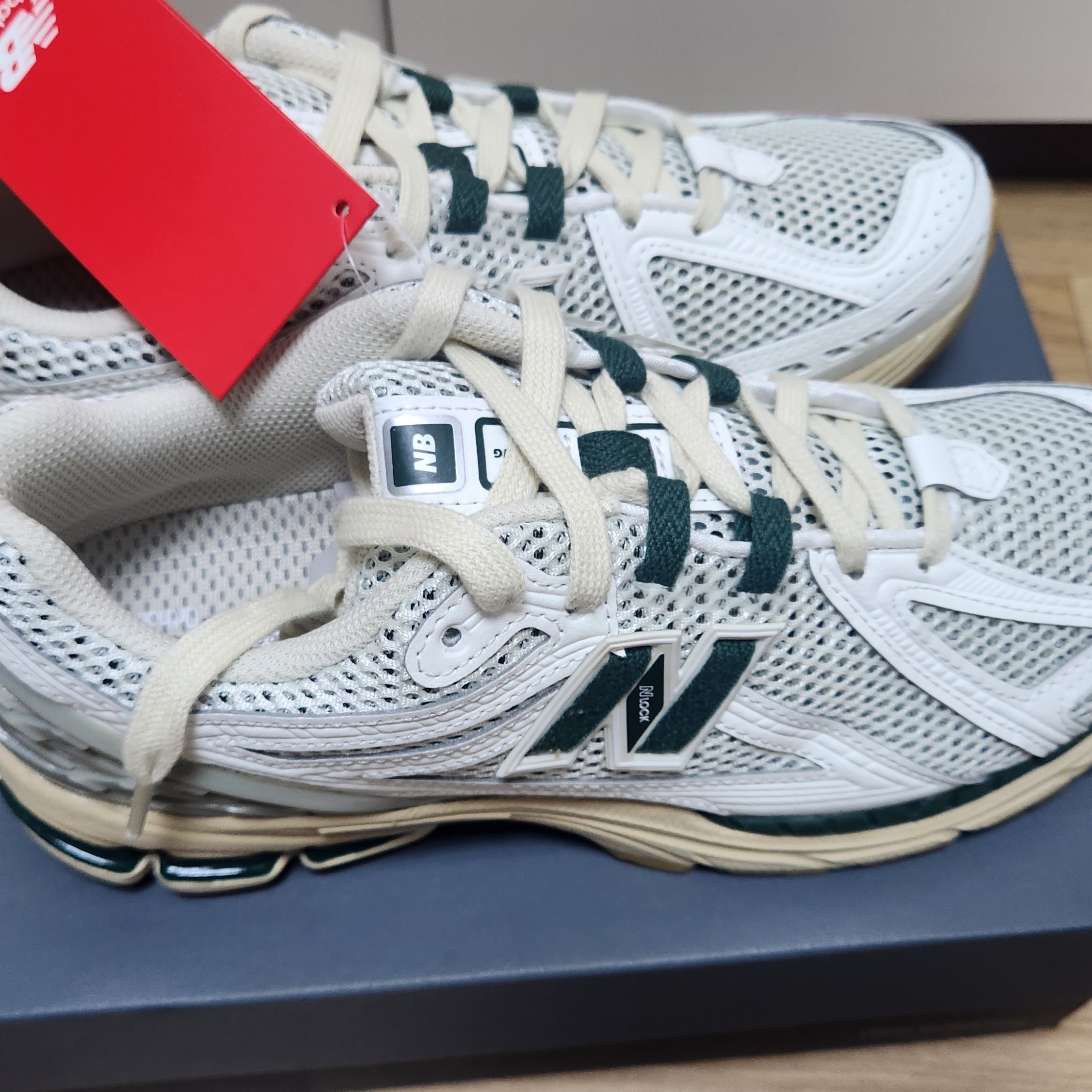 New Balance 1906R Silver Green 착용 스타일 - 2