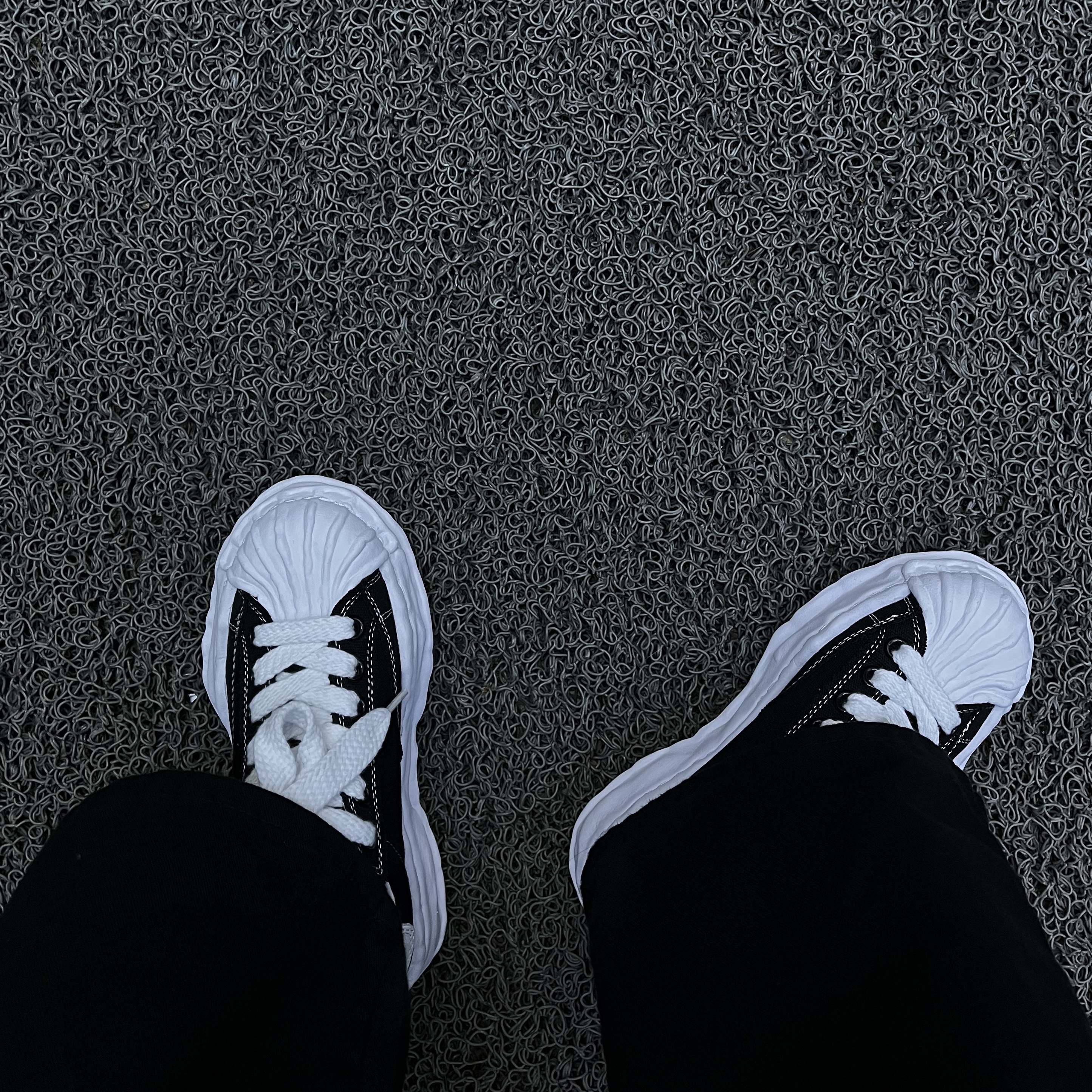Maison Mihara Yasuhiro Blakey OG Sole Canvas Low-top Sneakers Black White 착용 스타일 - 1