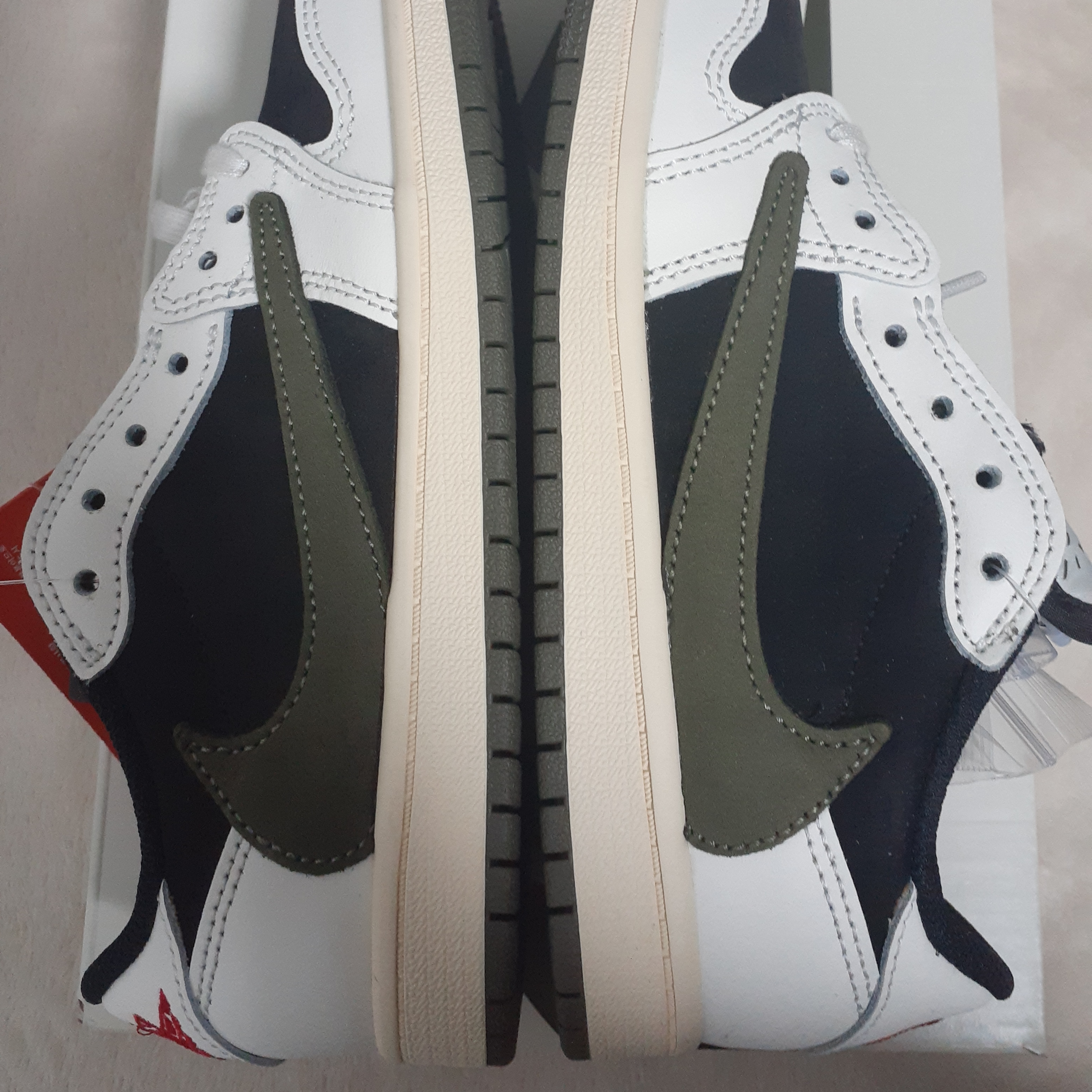 (PS) Jordan 1 x Travis Scott Retro Low OG SP Medium Olive 착용 스타일 - 2