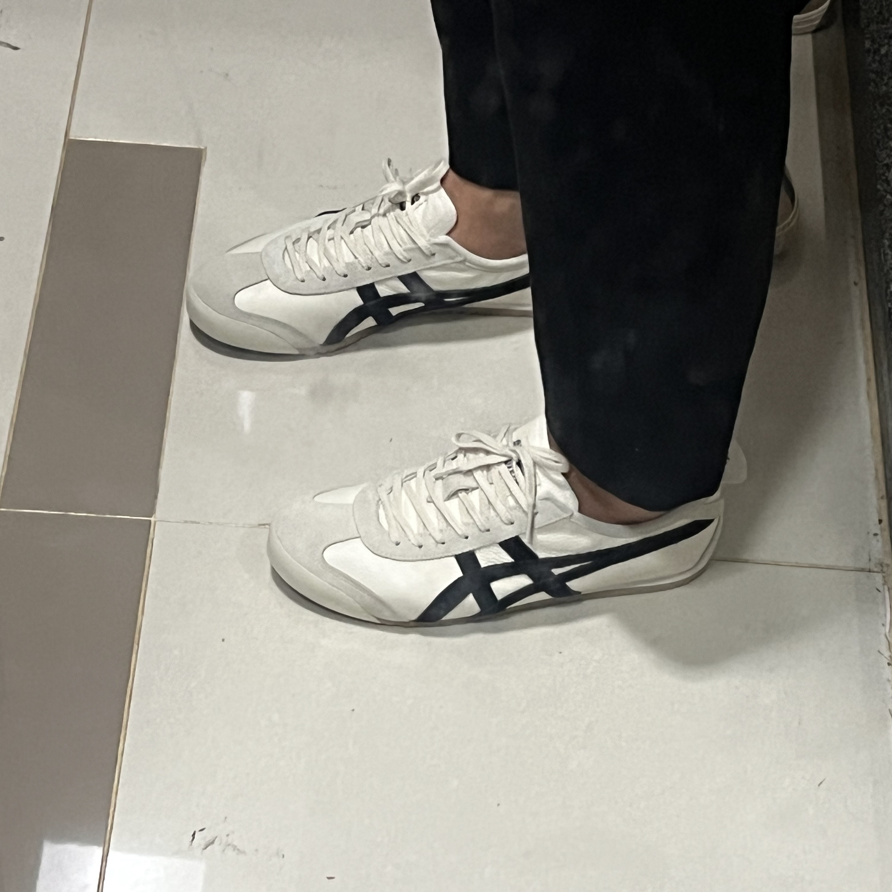 Onitsuka Tiger Mexico 66 Vintage White Black 착용 스타일 - 3