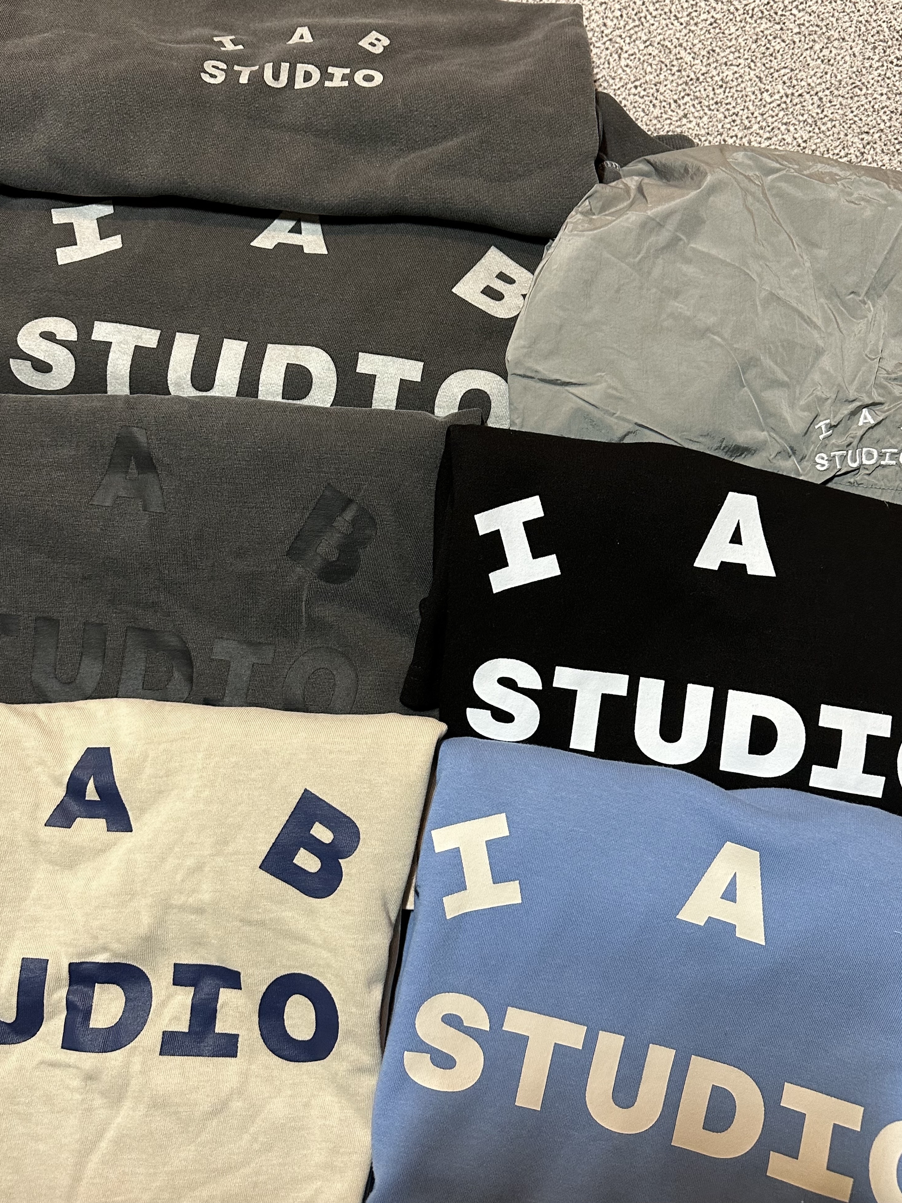 IAB Studio 10th Anniversary T-Shirt Black, IAB Studio Woven Shorts Gray 착용 스타일