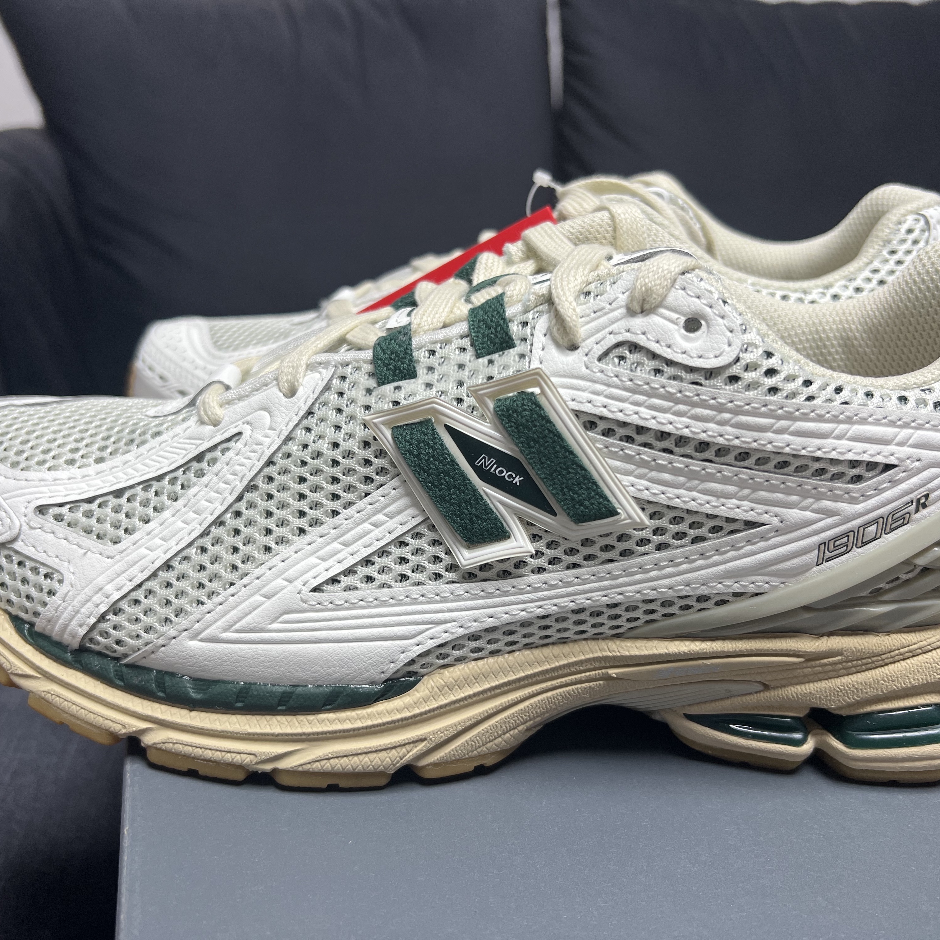 New Balance 1906R Silver Green 착용 스타일 - 2