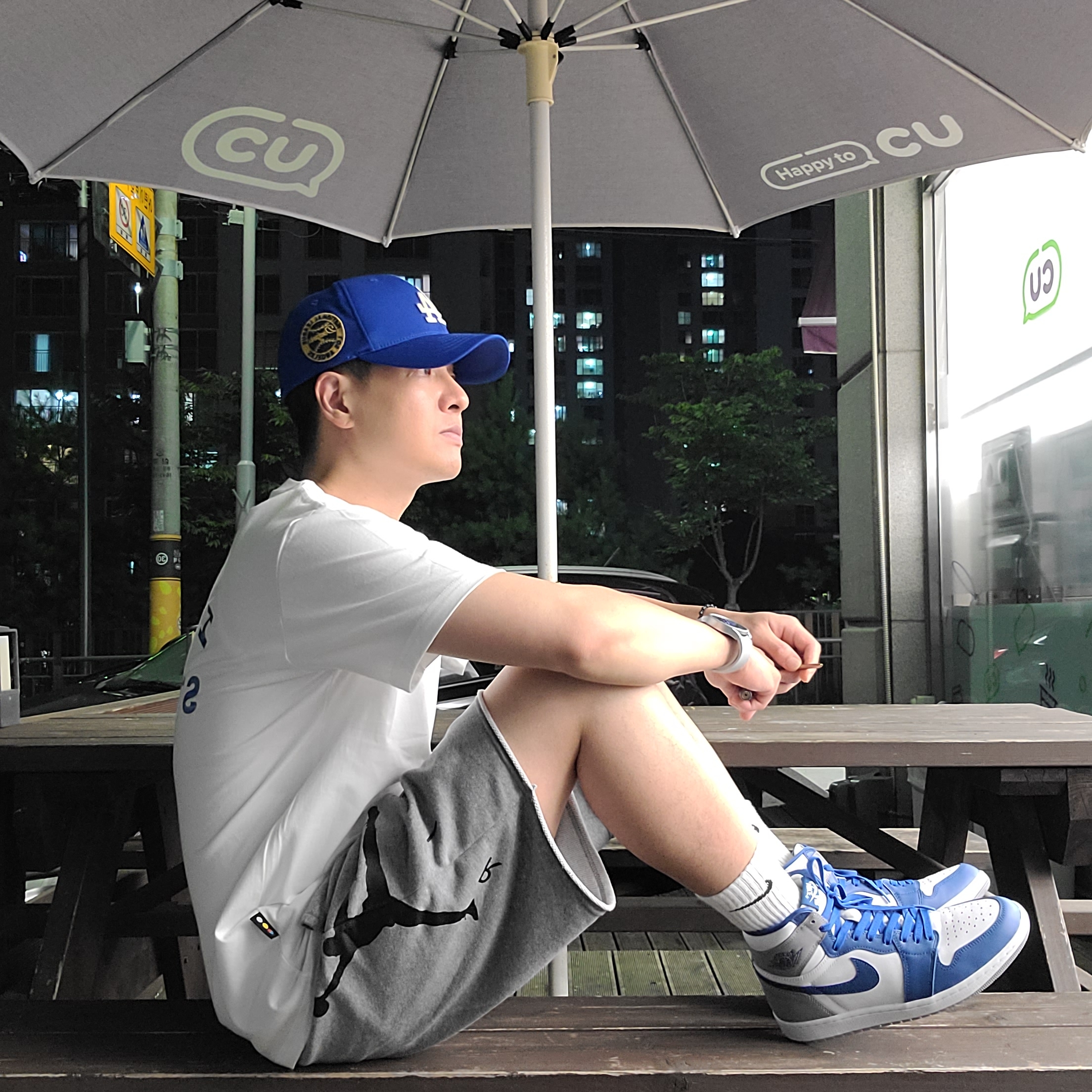 Jordan 1 Retro High OG True Blue, IAB Studio 10th Anniversary T-Shirt White 착용 스타일 - 1