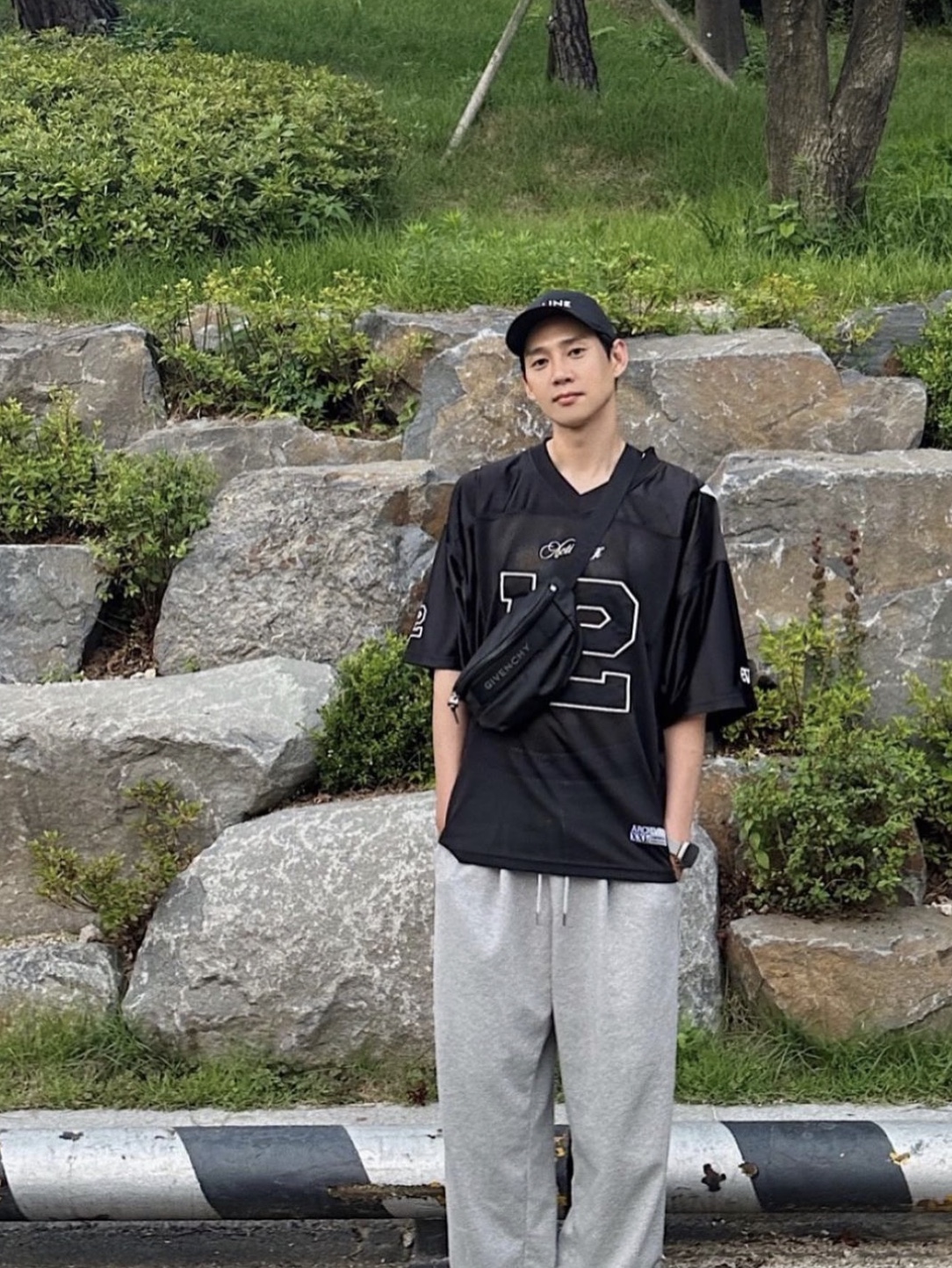 2000Archives Football T-Shirt Black 착용 스타일 - 1