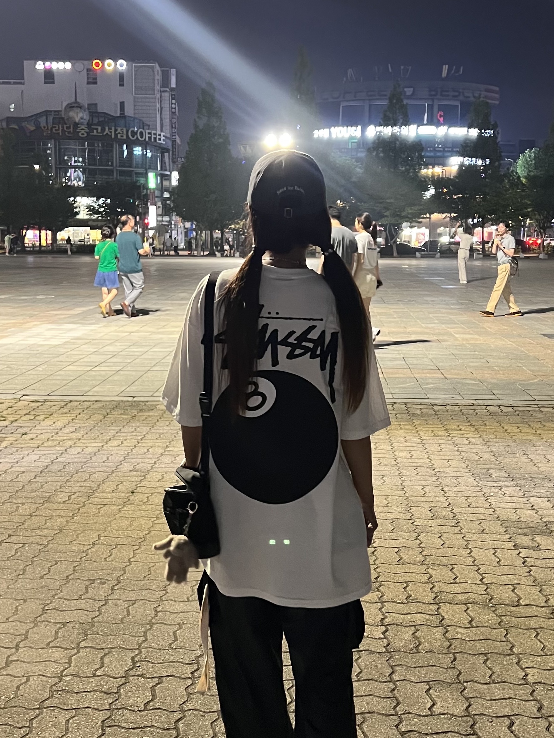 Stussy 8 Ball T-Shirt White - 22SS, Jellycat Bashful Bunny Bag Charm Beige 착용 스타일 - 2
